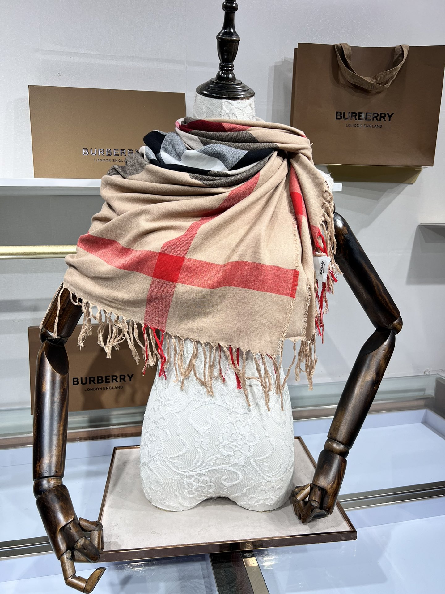 💟B家实拍！质感一级棒！！这也太好看了啊！经典丝毛混纺纱线！强烈推荐入手！上身非常轻盈！秋天新品装饰！冬