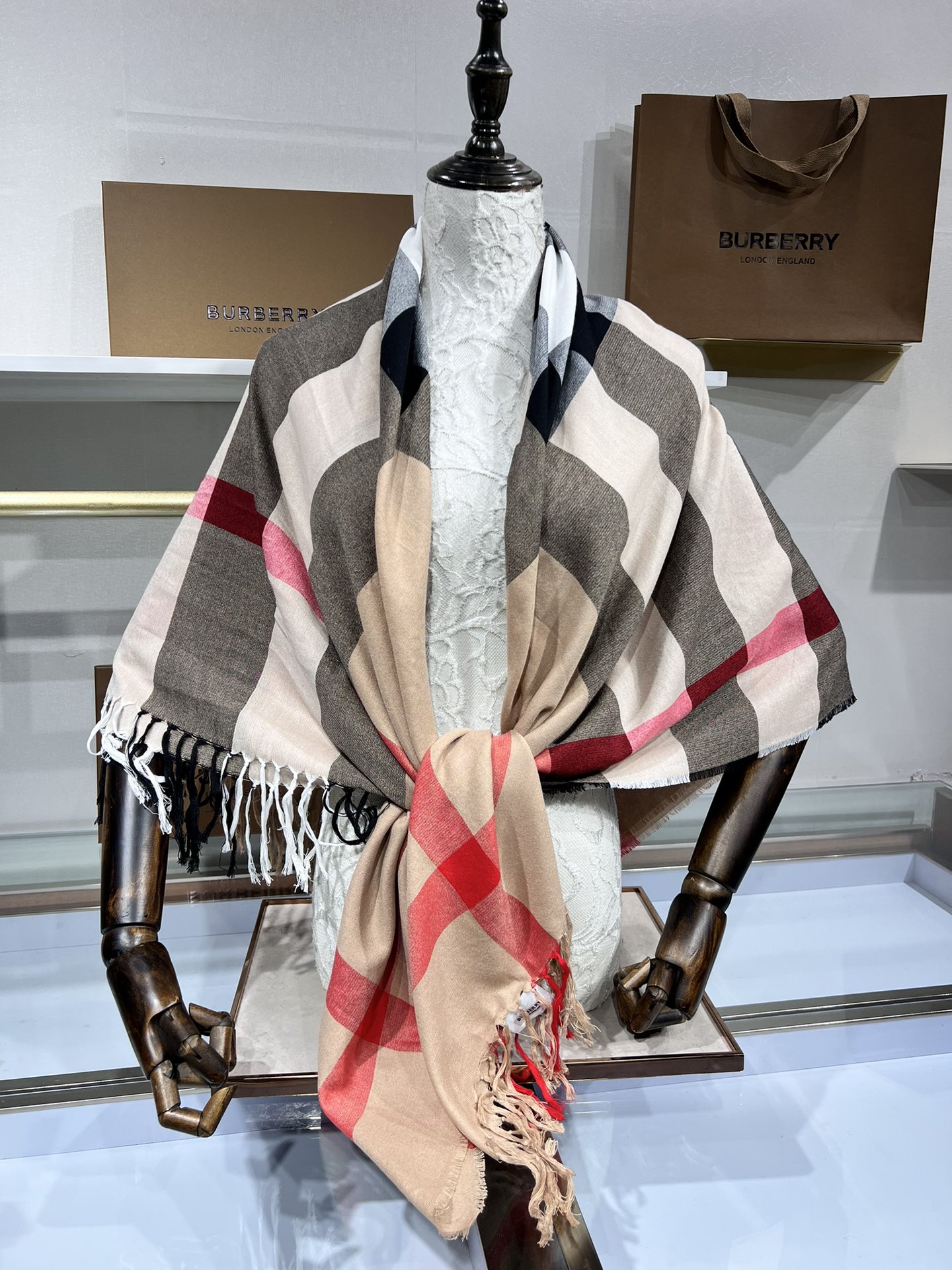 💟B家实拍！质感一级棒！！这也太好看了啊！经典丝毛混纺纱线！强烈推荐入手！上身非常轻盈！秋天新品装饰！冬