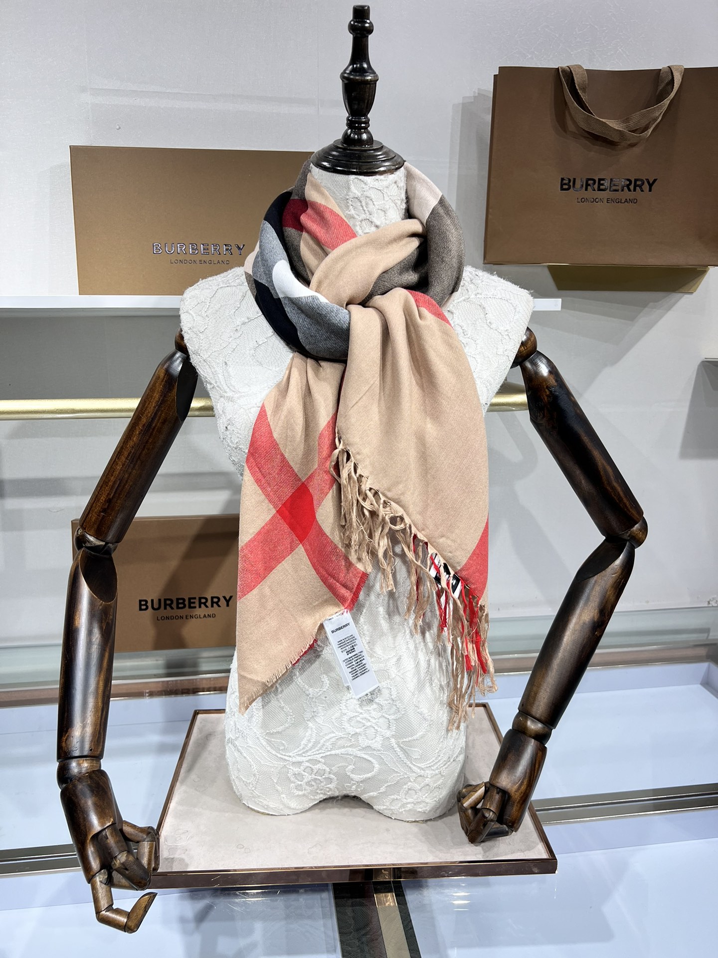 💟B家实拍！质感一级棒！！这也太好看了啊！经典丝毛混纺纱线！强烈推荐入手！上身非常轻盈！秋天新品装饰！冬