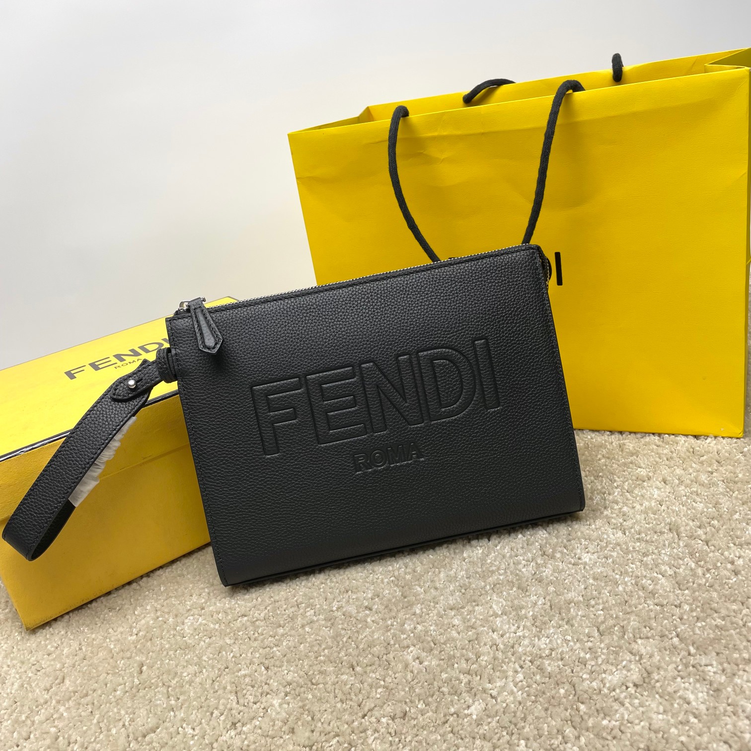 Fendi 独家 开发 百分百头层牛皮 干净整洁的做工体现了每一步的用心 耐看的老花拼接黑咖啡皮真心