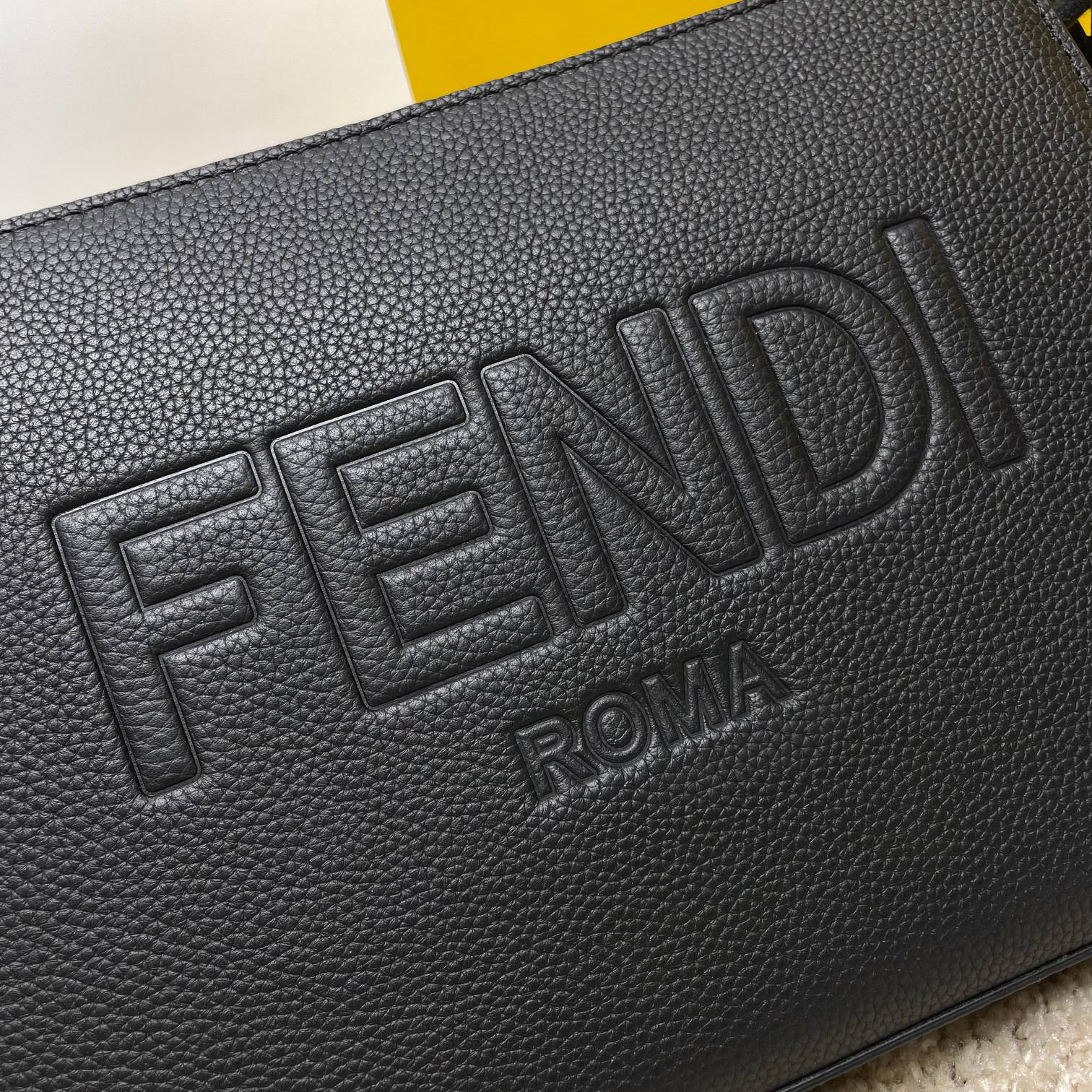 Fendi 独家 开发 百分百头层牛皮 干净整洁的做工体现了每一步的用心 耐看的老花拼接黑咖啡皮真心