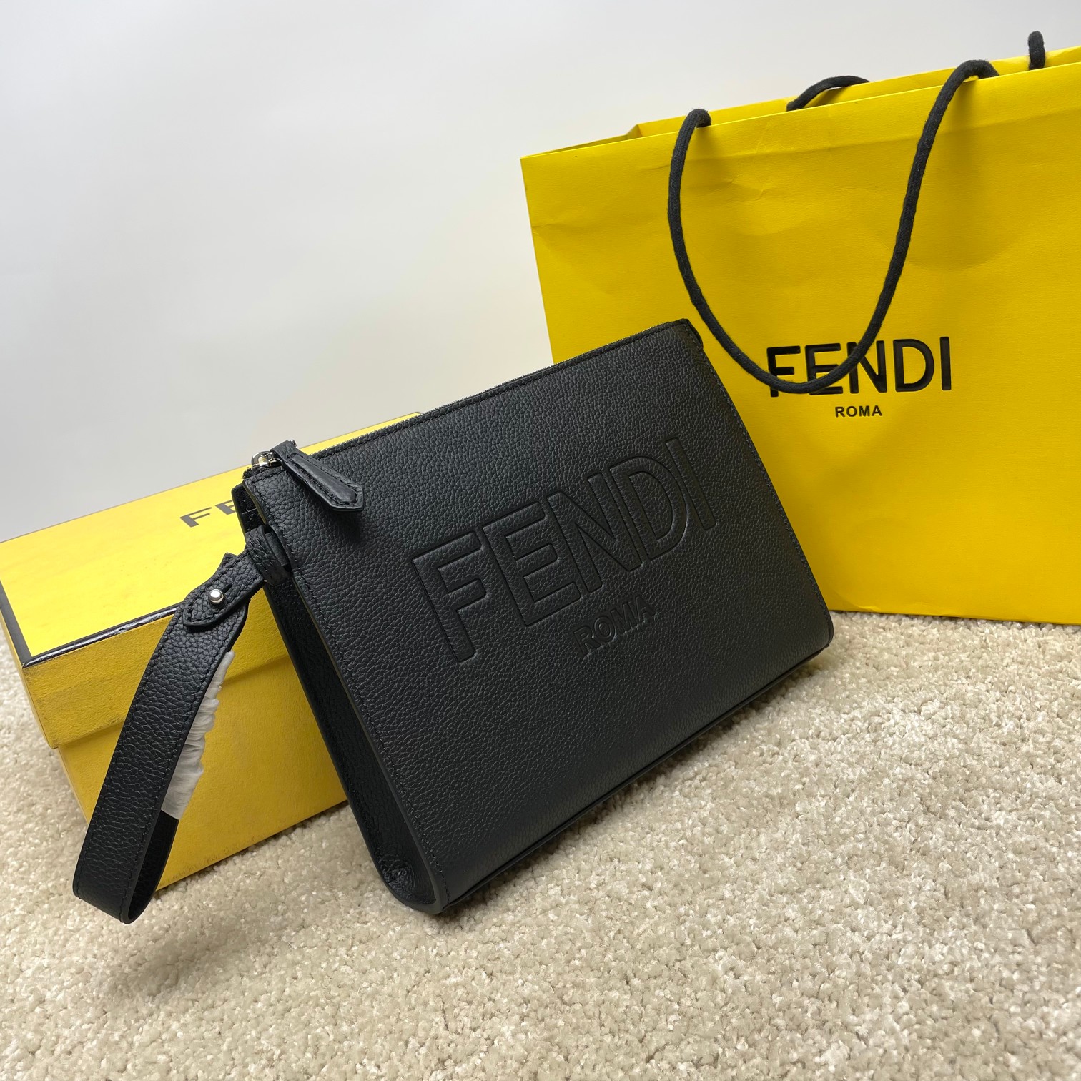 Fendi 独家 开发 百分百头层牛皮 干净整洁的做工体现了每一步的用心 耐看的老花拼接黑咖啡皮真心