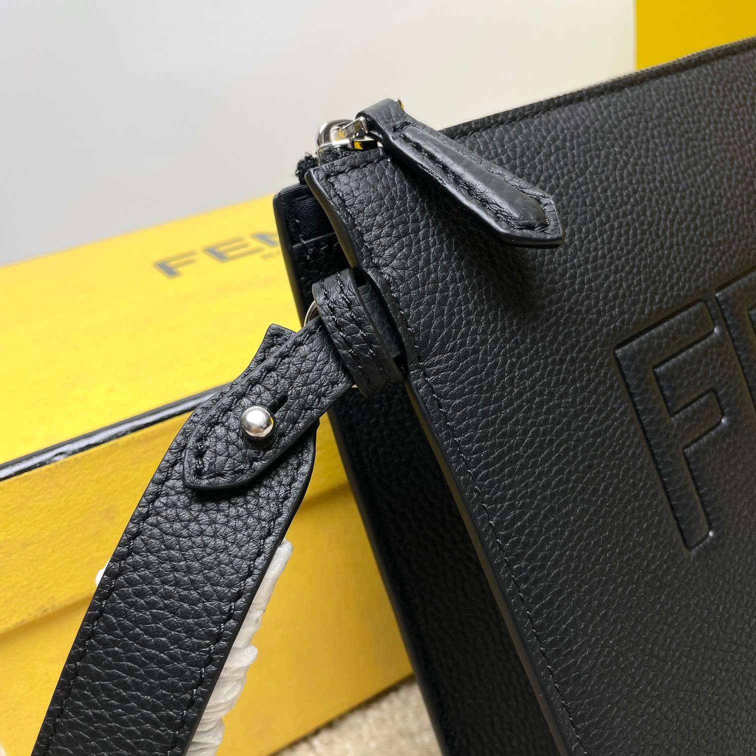 Fendi 独家 开发 百分百头层牛皮 干净整洁的做工体现了每一步的用心 耐看的老花拼接黑咖啡皮真心