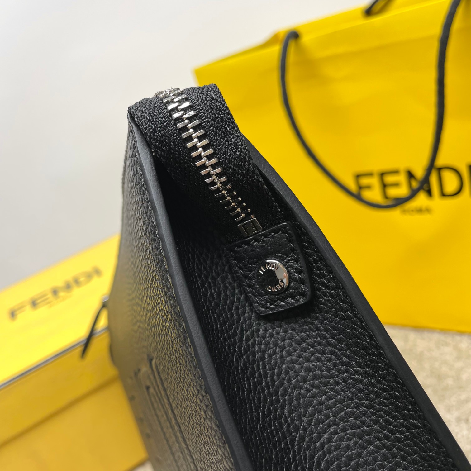 Fendi 独家 开发 百分百头层牛皮 干净整洁的做工体现了每一步的用心 耐看的老花拼接黑咖啡皮真心