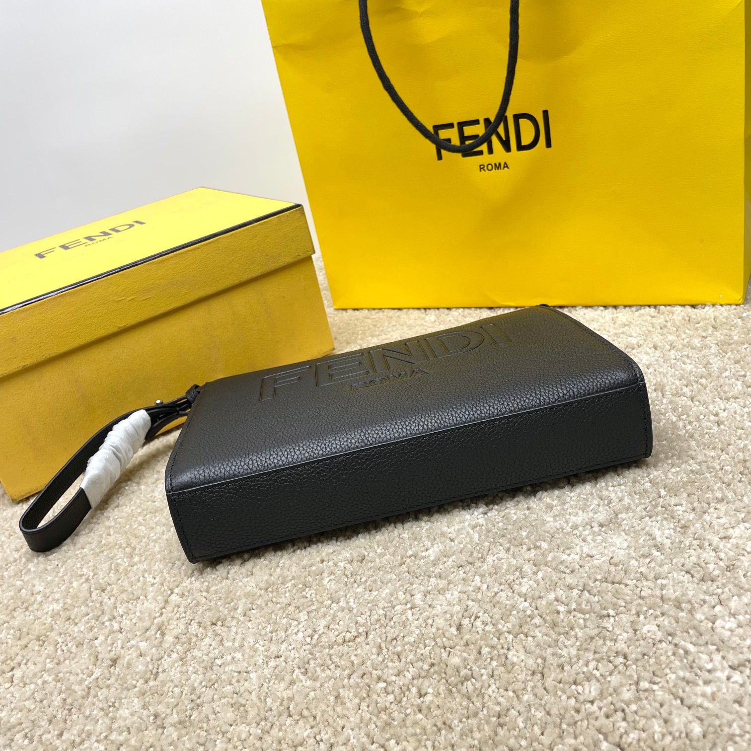 Fendi 独家 开发 百分百头层牛皮 干净整洁的做工体现了每一步的用心 耐看的老花拼接黑咖啡皮真心