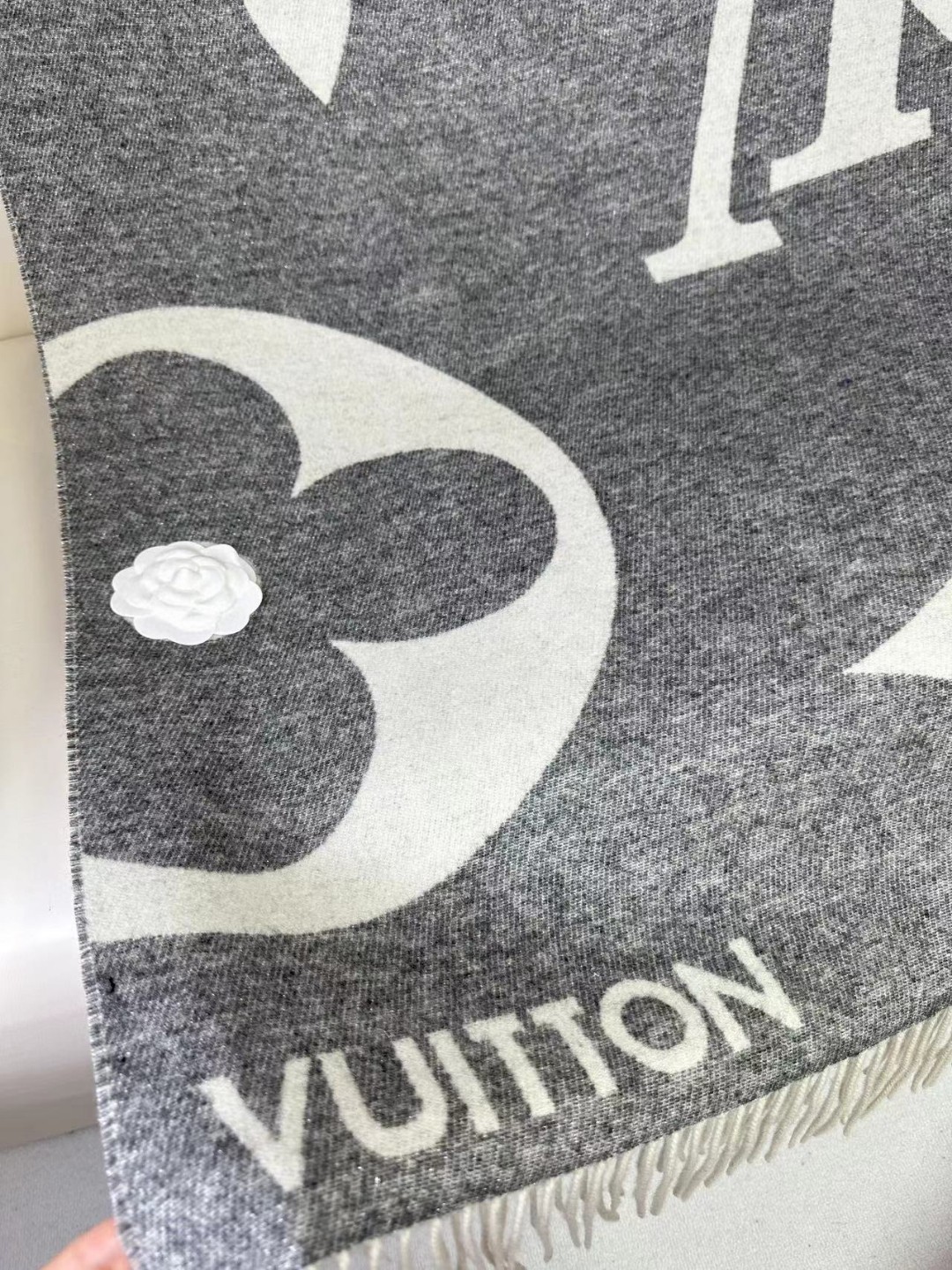 LV 2023年限量款驴家L金线大花纹披肩