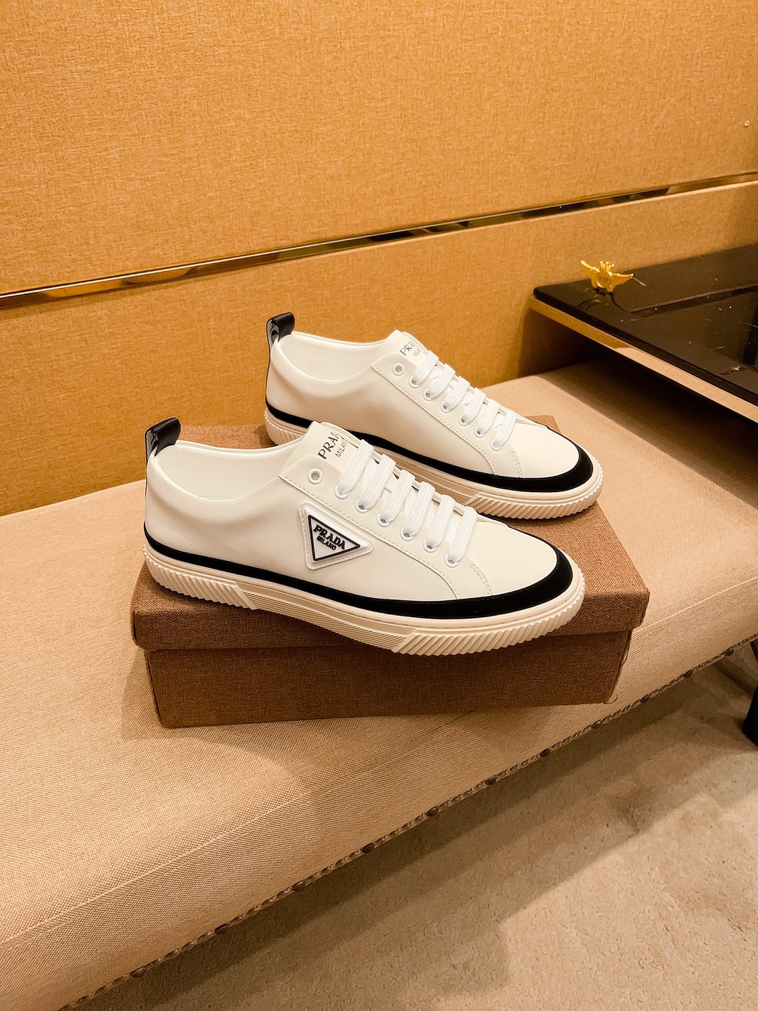 NO:355785,[Prada] High-end Men's Shoes Brand Official Website 11's latest masterpiece upper is made of Italian imported cowhide with comfortable and breathable inner original non-slip and wear-resistant outsole, making walking more convenient and comfortable!  Exclusive new style, amazing work, beautiful 11 ​​replica [color] compared to the official quality!  Create a fashionable personality to set off your uniqueness!  A must-have for trendy men! Classic size: 38-44 Color 2 colors available, prada, cowhide19860909【普拉达】 男鞋高端品牌 官网11最新力作鞋面采用意大利进口头层牛皮搭配舒适透气内里原版防滑耐磨大底制作,让行走更加便捷舒适！独家新款,惊世之作,与官方的质量相比美的11复刻[色]！打造时尚个性衬托你的与众不同！潮男必备!经典尺码:38-44 颜色 2 色可选,,prada,cowhide,Men's shoes