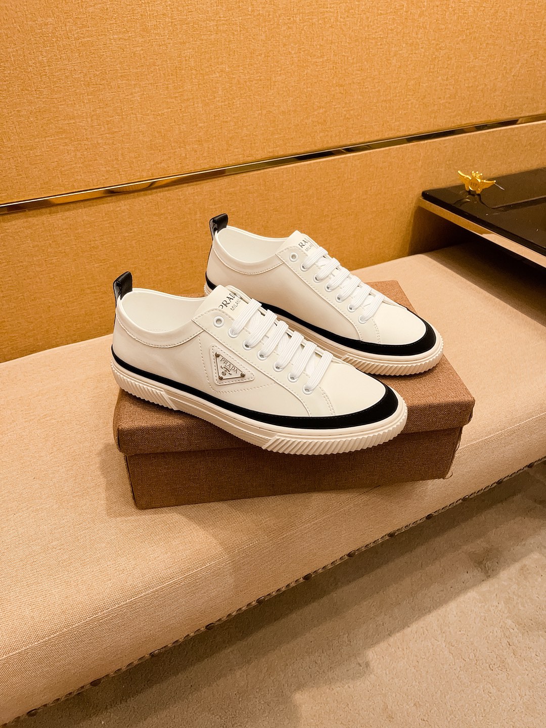 NO:272438,[Prada] High-end Men's Shoes Brand Official Website 11's latest masterpiece upper is made of Italian imported cowhide with comfortable and breathable inner original non-slip and wear-resistant outsole, making walking more convenient and comfortable!  Exclusive new style, amazing work, beautiful 11 ​​replica [color] compared to the official quality!  Create a fashionable personality to set off your uniqueness!  A must-have for trendy men! Classic size: 38-44 Color 2 colors available, prada, cowhide19860909【普拉达】 男鞋高端品牌 官网11最新力作鞋面采用意大利进口头层牛皮搭配舒适透气内里原版防滑耐磨大底制作,让行走更加便捷舒适！独家新款,惊世之作,与官方的质量相比美的11复刻[色]！打造时尚个性衬托你的与众不同！潮男必备!经典尺码:38-44 颜色 2 色可选,,prada,cowhide,Men's shoes