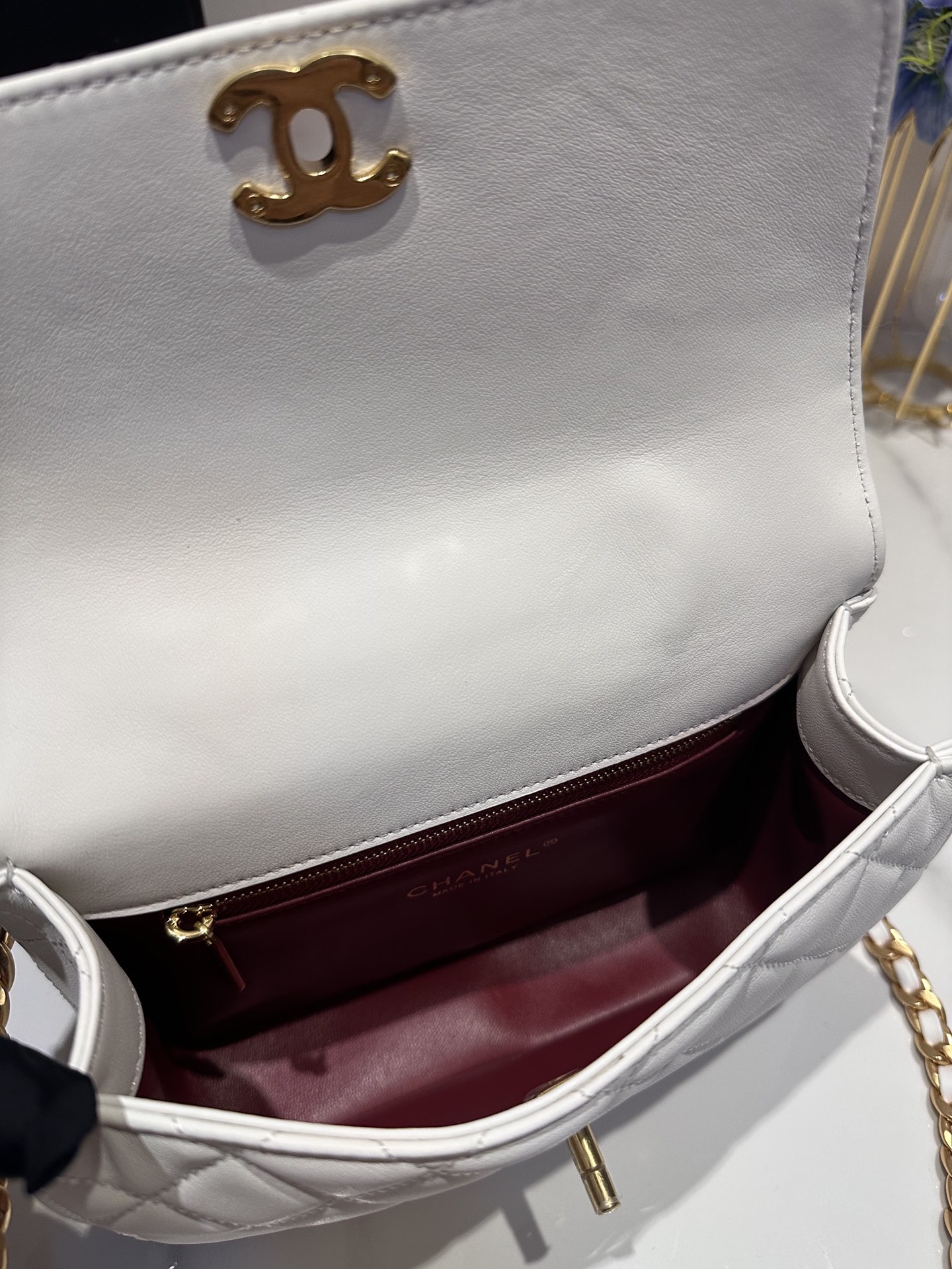 Chanel 23B新款黑金手柄 皮穿链与菱格纹鸳鸯扣 这只不常见的手柄口盖包别有味道 皮穿链与素金交织精美的鸳鸯扣 7