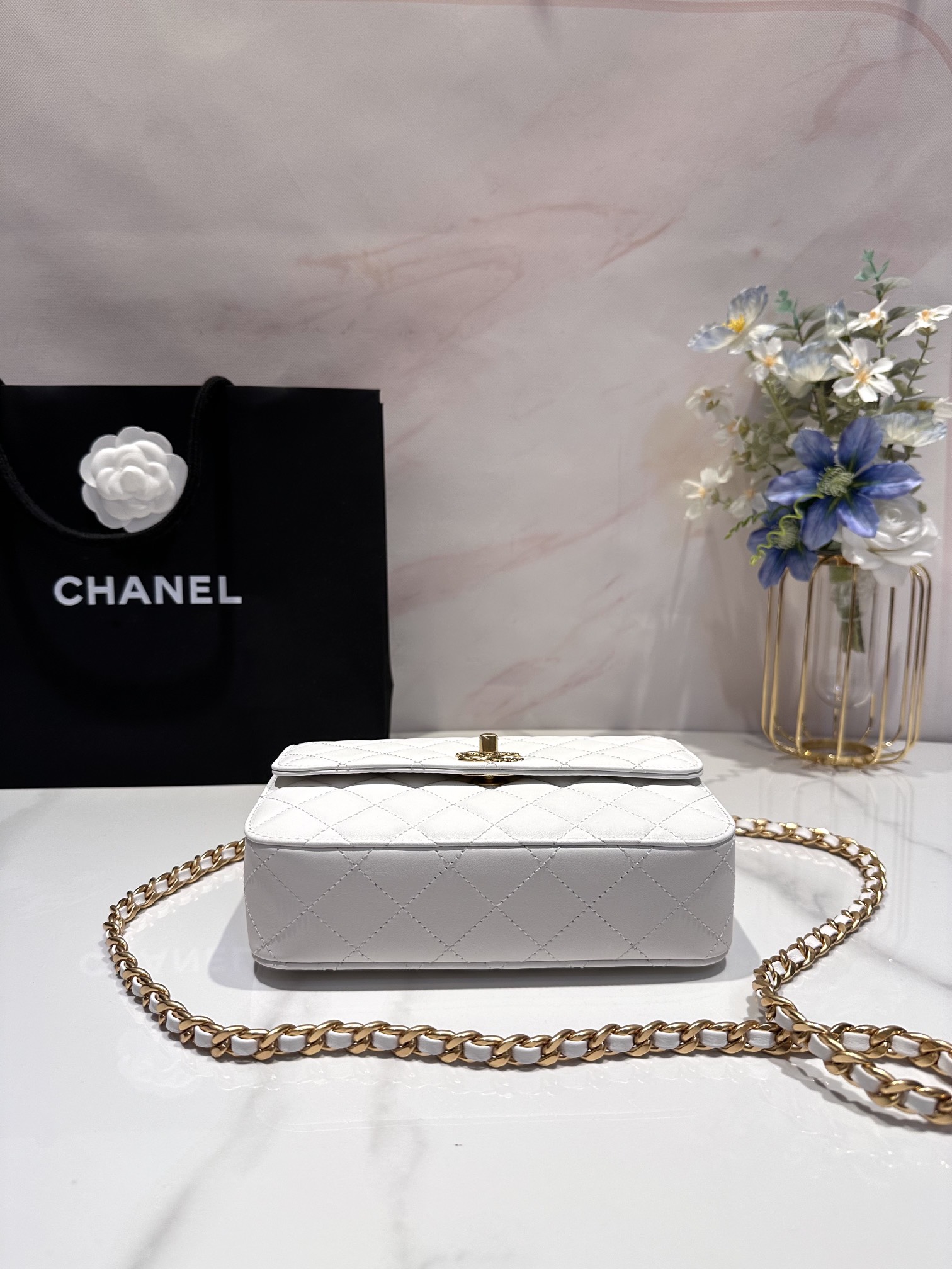 Chanel 23B新款黑金手柄 皮穿链与菱格纹鸳鸯扣 这只不常见的手柄口盖包别有味道 皮穿链与素金交织精美的鸳鸯扣 4