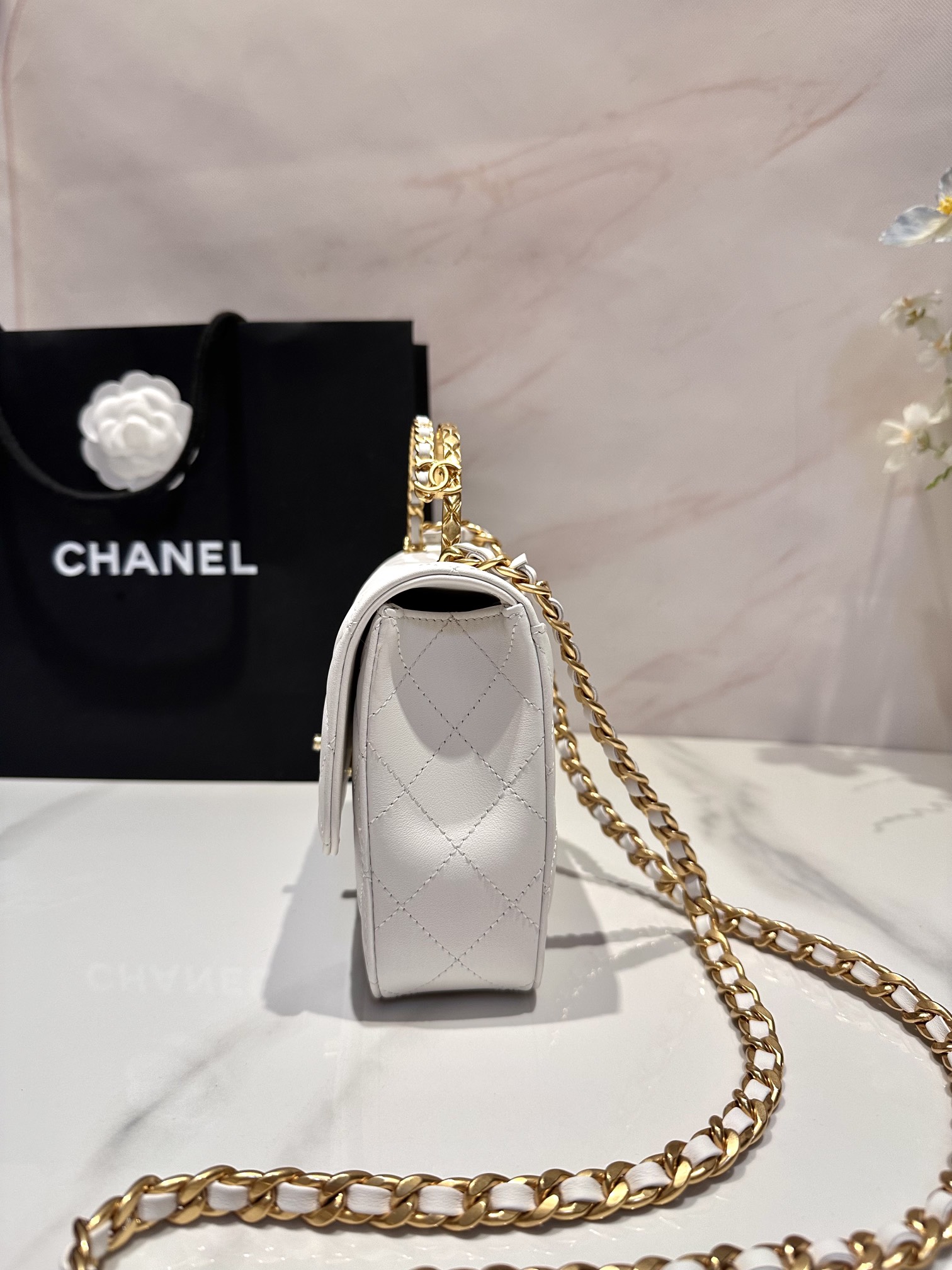 Chanel 23B新款黑金手柄 皮穿链与菱格纹鸳鸯扣 这只不常见的手柄口盖包别有味道 皮穿链与素金交织精美的鸳鸯扣 3