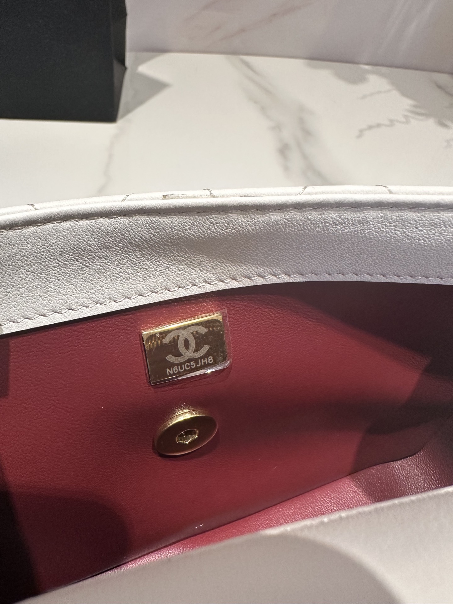 Chanel 23B新款黑金手柄 皮穿链与菱格纹鸳鸯扣 这只不常见的手柄口盖包别有味道 皮穿链与素金交织精美的鸳鸯扣 8