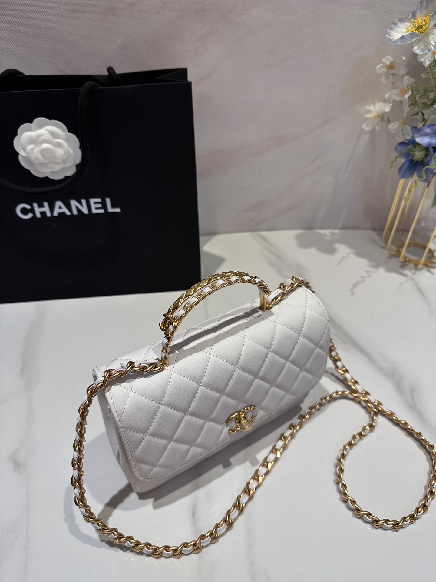 Chanel 23B新款黑金手柄 皮穿链与菱格纹鸳鸯扣 这只不常见的手柄口盖包别有味道 皮穿链与素金交织精美的鸳鸯扣 5