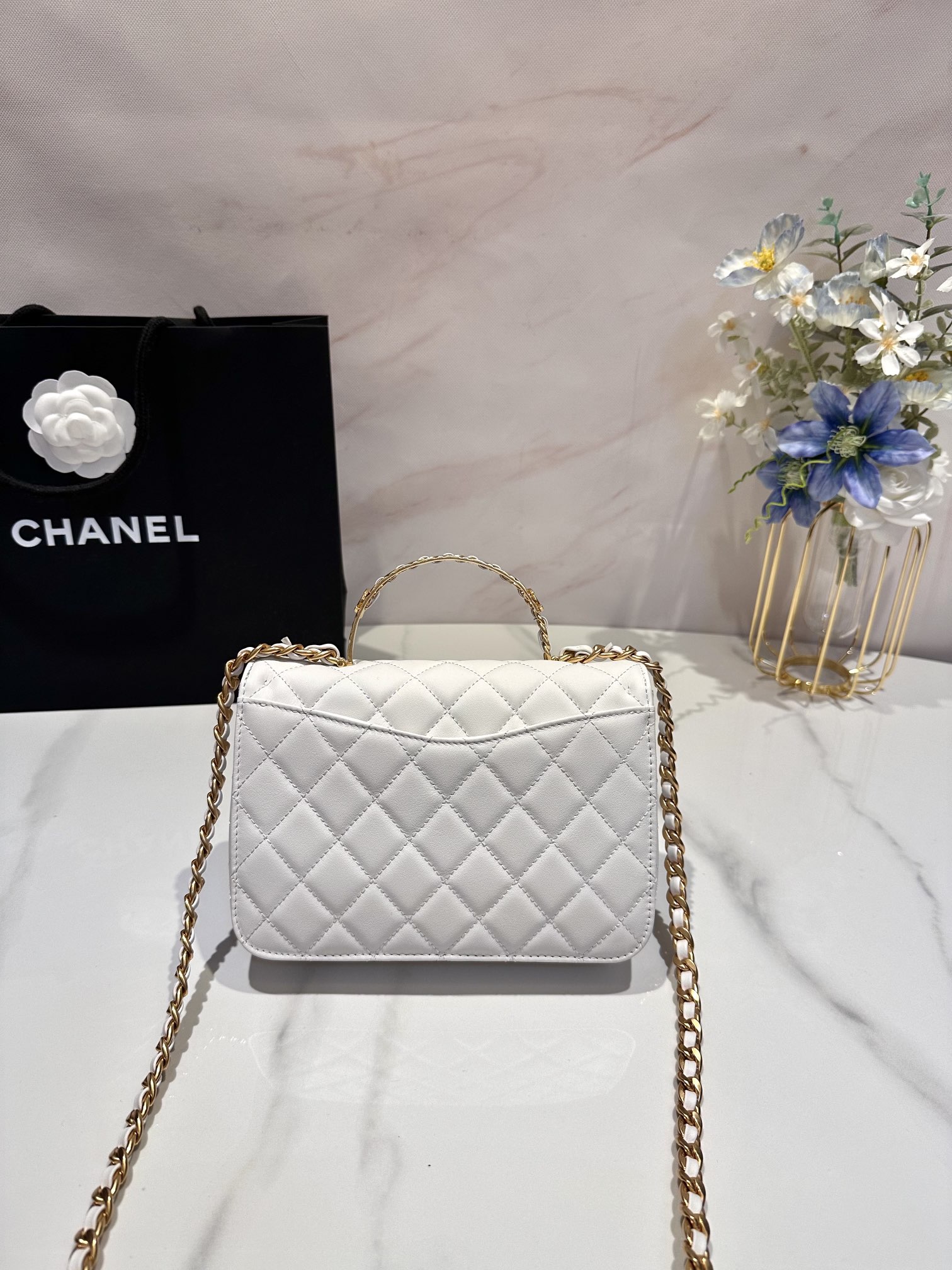 Chanel 23B新款黑金手柄 皮穿链与菱格纹鸳鸯扣 这只不常见的手柄口盖包别有味道 皮穿链与素金交织精美的鸳鸯扣 2