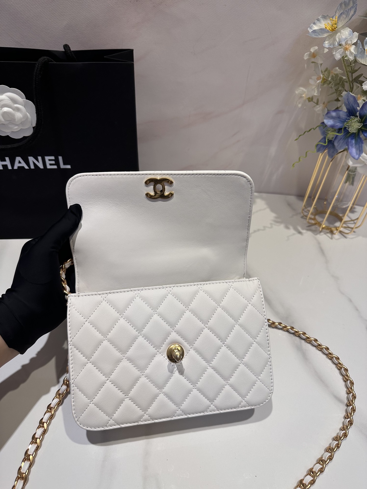 Chanel 23B新款黑金手柄 皮穿链与菱格纹鸳鸯扣 这只不常见的手柄口盖包别有味道 皮穿链与素金交织精美的鸳鸯扣 6