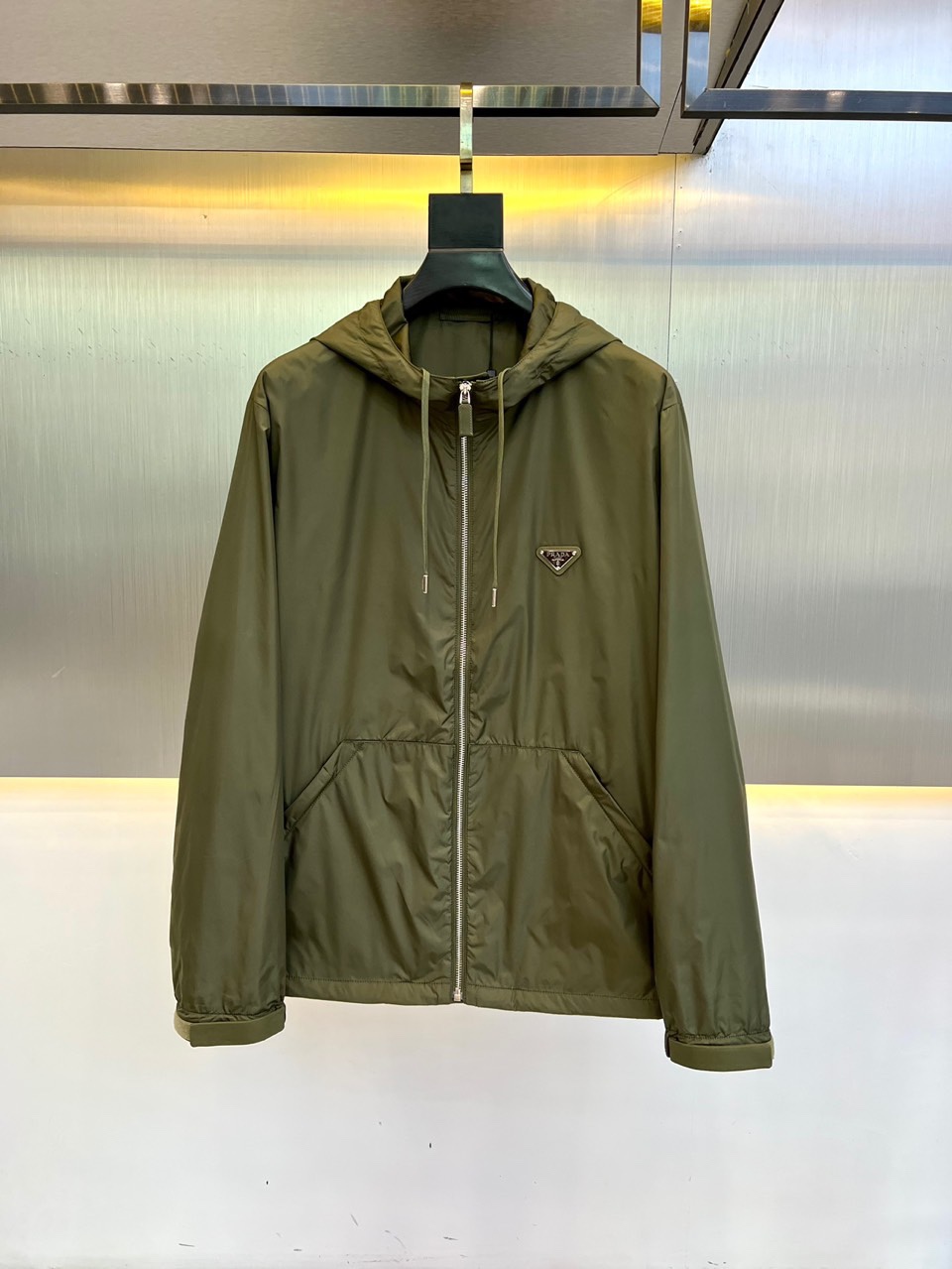 Prada Kleding Jas &Jassen Windjack Legergroen Groen Grijs Unisex Nylon Fashion Bovenzijde met capuchon