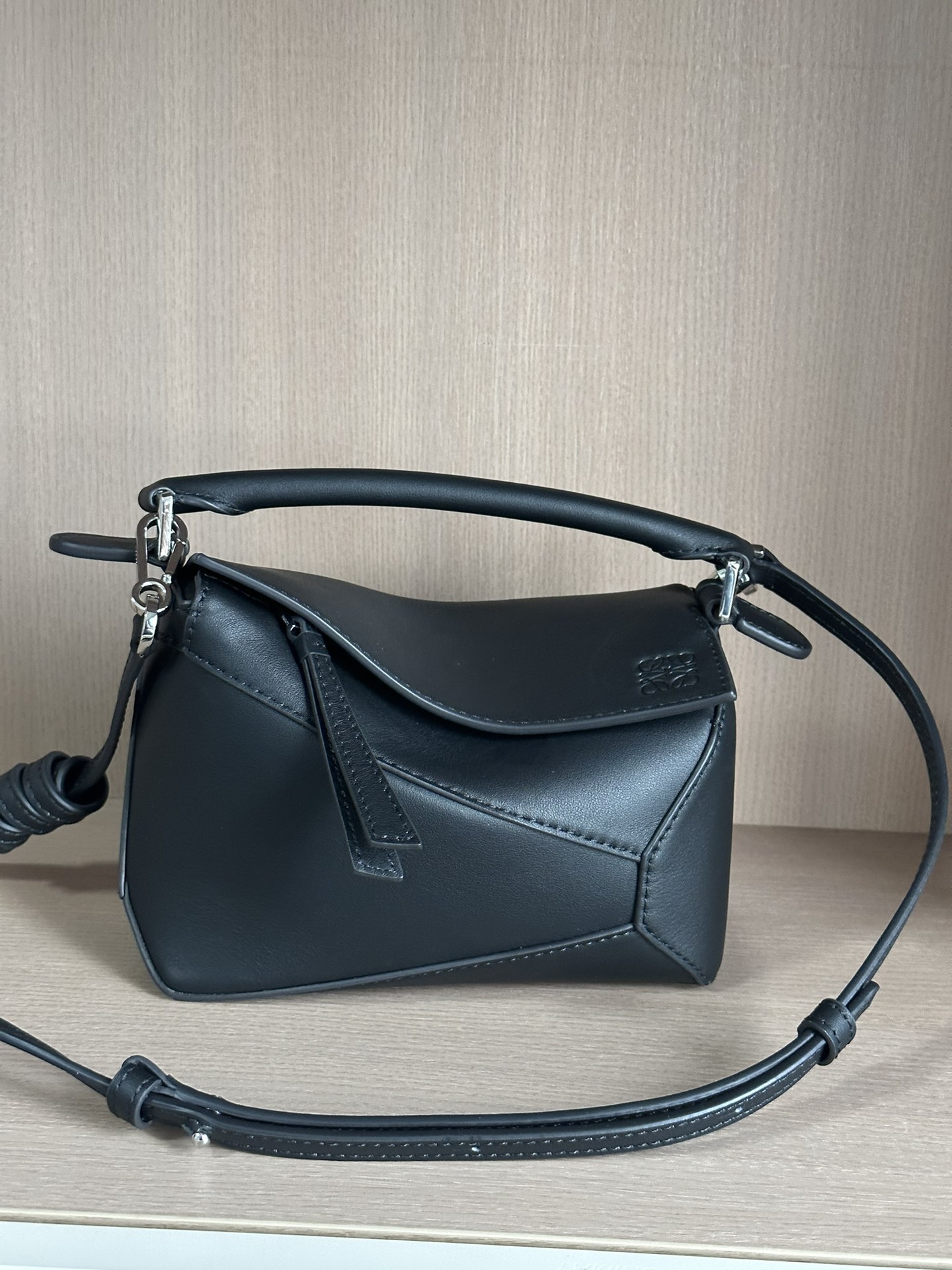 NO:175674,Genuine grade Original leather version Puzzle Edge handbag Latest version adjustable shoulder straps Lo*we debut handbag* rectangular shape and precise cutting technology create Puzzle unique geometric lines* This mini version is made of satin cowhide leather with cage stitching edges Mini Puzzle can accommodate for example a small vertical wallet, most sizes of phones (up to 6.1 inches) and sunglasses case, shoulder or crossbody* adjustable shoulder straps, removable*zipper closure,*cock leather zipper head*herring cotton canvas lining Anagram embossed size:18*12.5*8CＭ Model 3000b, premium Loewe, Dolce & Gabbana, loewe, wallets, cowhide19860909正品级 原厂皮版本 Puzzle Edge 手袋 最新版本肩带可调节 Lo*we推出的首次亮相手提包*长方体形状和精确的切割技术创造了 Puzzle 独特的几何线条*这个迷你版本采用缎面牛皮革制成,带有笼盖缝线边缘 迷你Puzzle可以容纳例如一只小号垂直钱包、大多数尺寸的手机（最大6.1英寸）和太阳镜盒,肩背或斜挎*肩带可调节,可拆卸*拉链封口,*牛皮革拉链头*人字纹棉质帆布衬里Anagram 压纹 size:18*12.5*8CＭ 型号3000b,特级罗意威,Dolce&Gabbana,loewe,wallets,cowhide,Bag