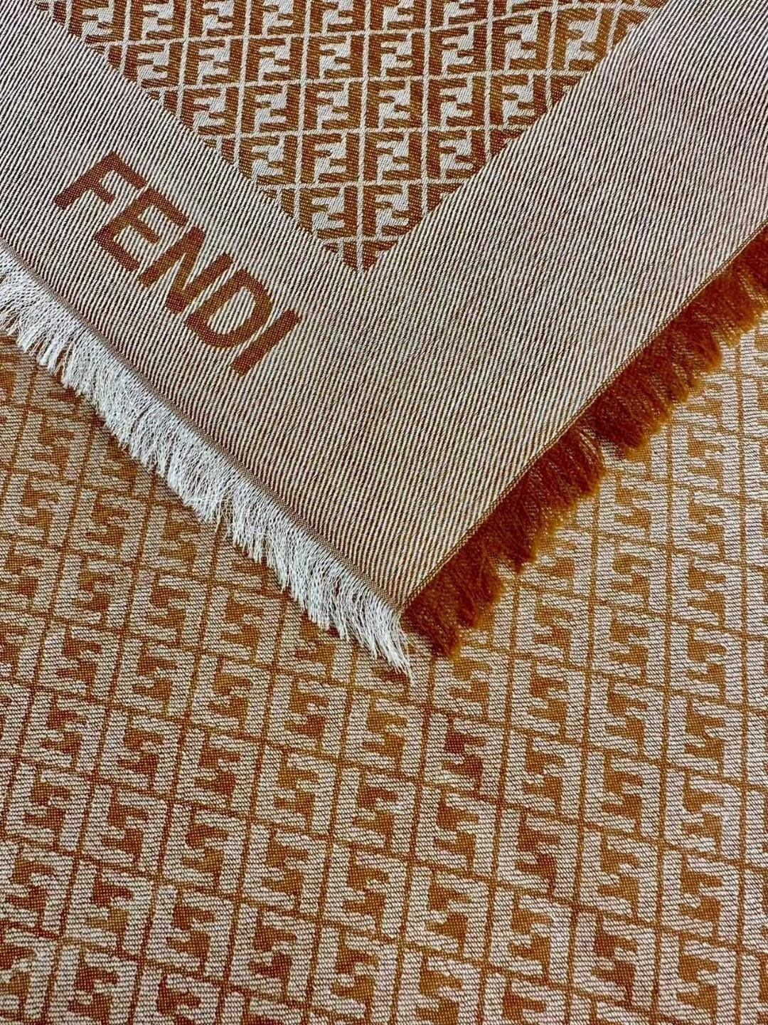 FENDI 桑蚕丝+羔羊毛混纺材质 新款方巾