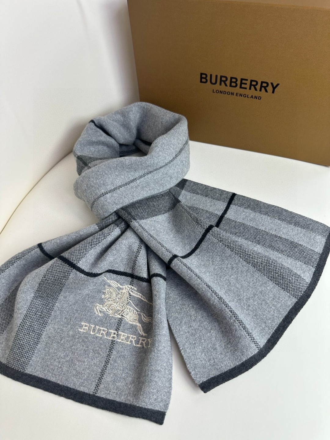 Burberry巴宝莉 经典战马格纹 高端男士围巾