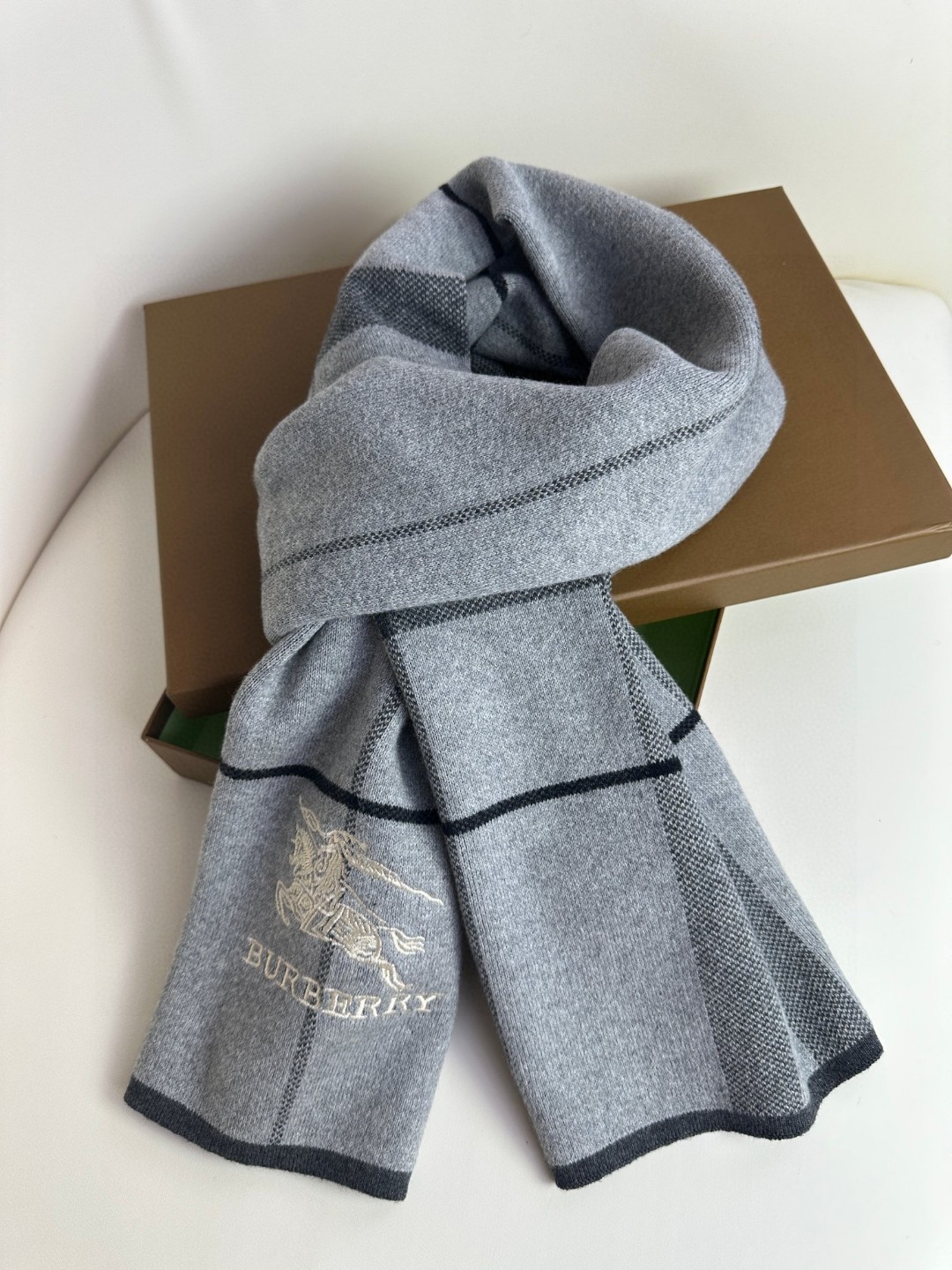 Burberry巴宝莉 经典战马格纹 高端男士围巾