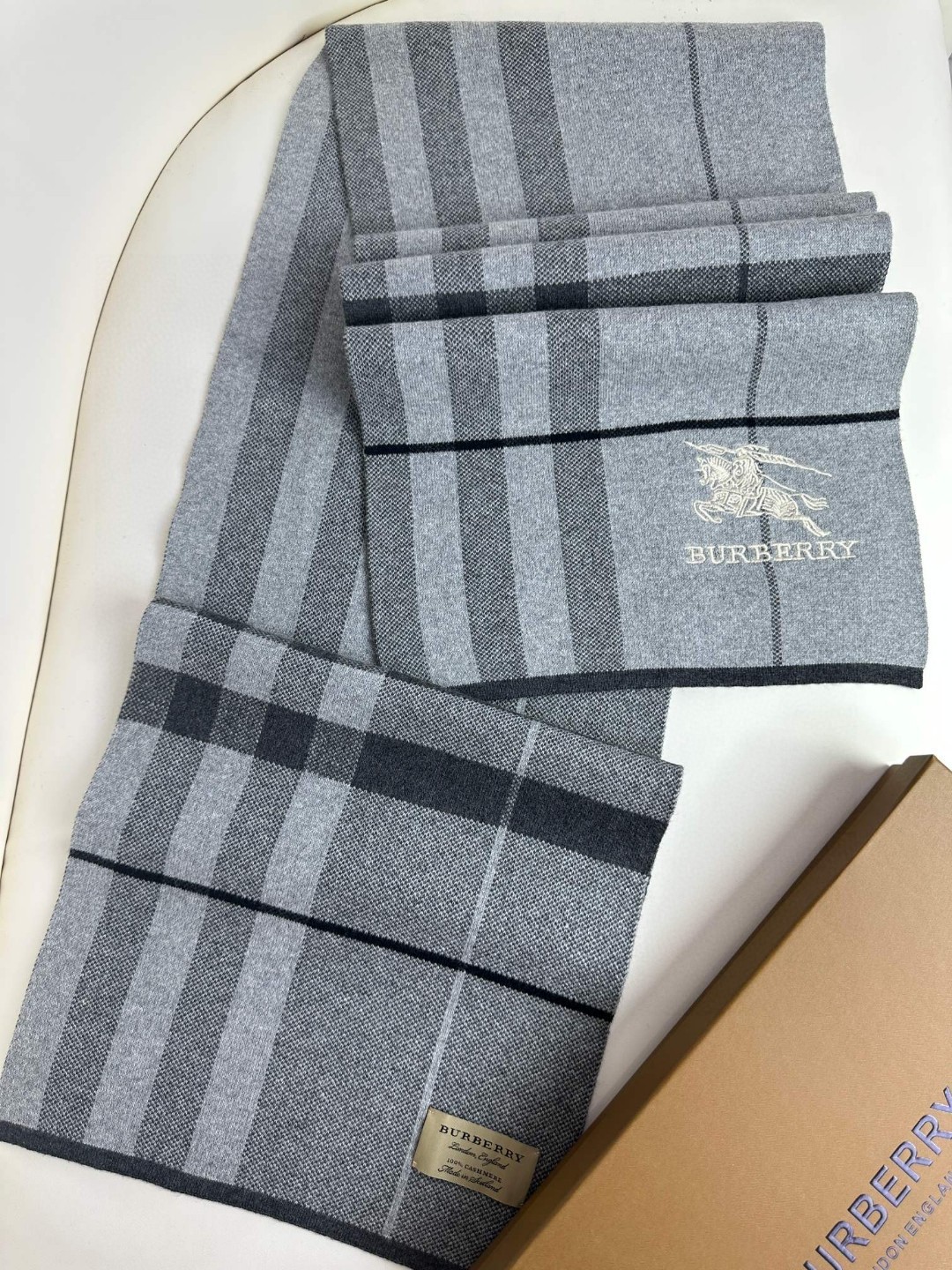 Burberry巴宝莉 经典战马格纹 高端男士围巾
