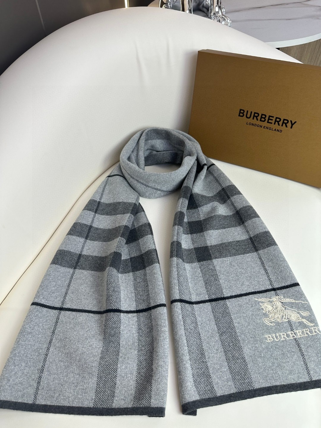 Burberry巴宝莉 经典战马格纹 高端男士围巾