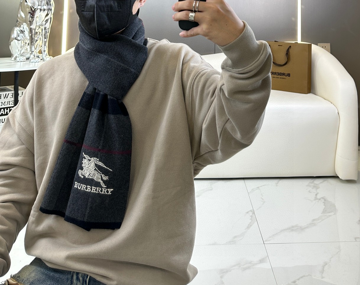 Burberry巴宝莉 经典战马格纹 高端男士围巾