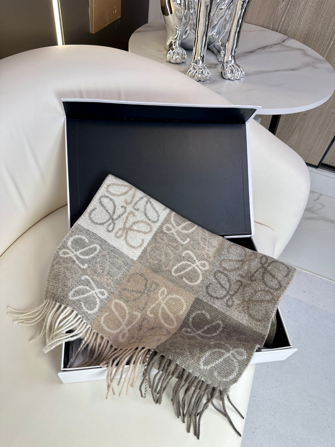 LOEWE 经典的LOGO风格围巾