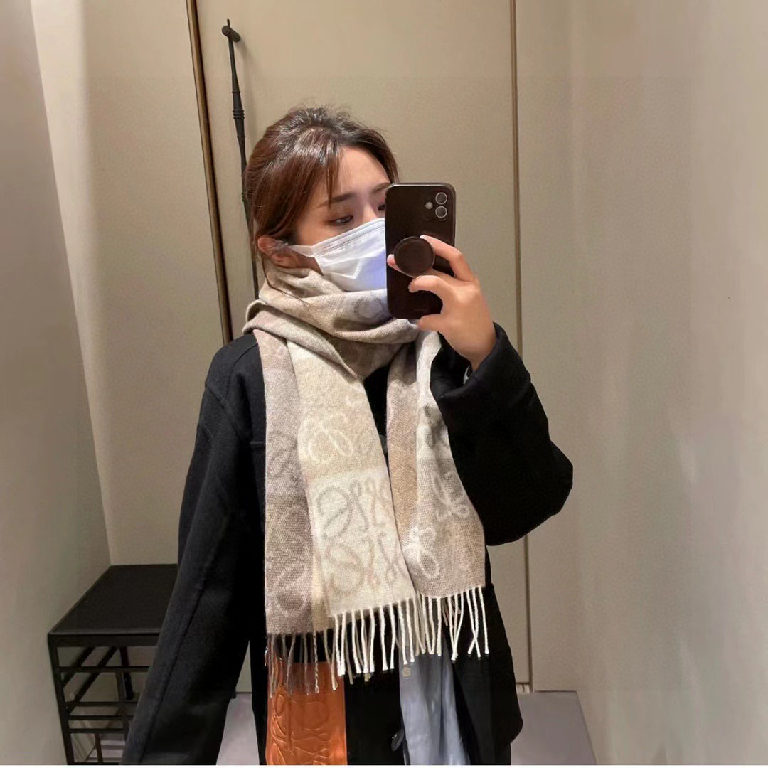LOEWE 经典的LOGO风格围巾