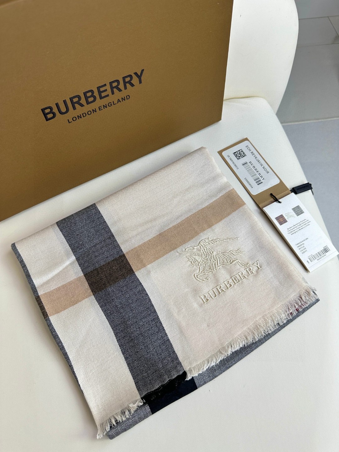 Burberry巴宝莉 经典格薄款钻石纹丝绒围巾