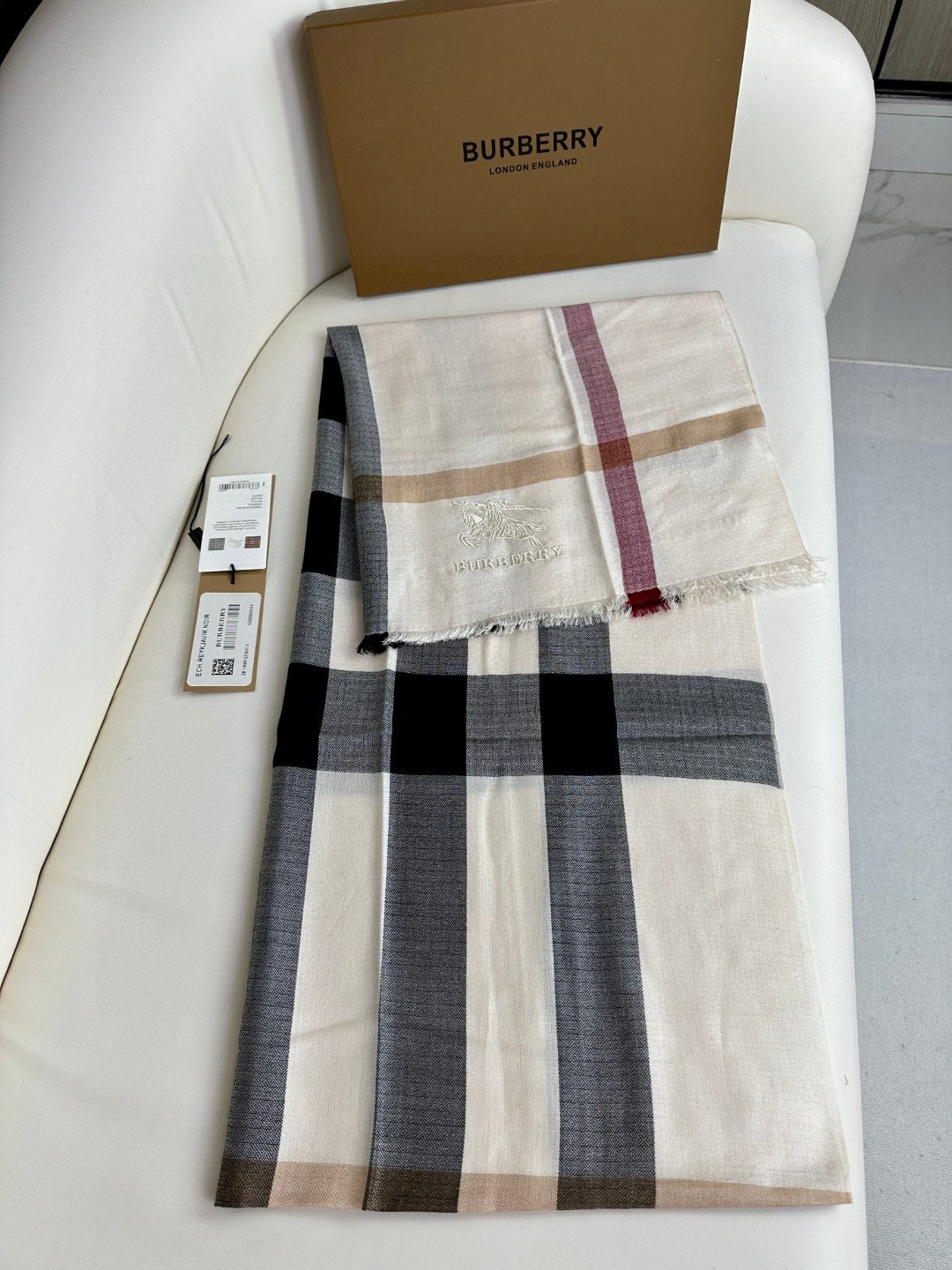 Burberry巴宝莉 经典格薄款钻石纹丝绒围巾
