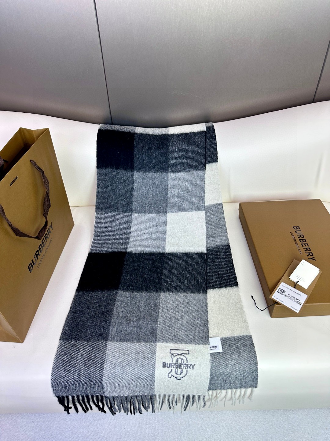 Burberry巴宝莉 2023最新款TB经典格子男女通用情侣款羊绒围巾