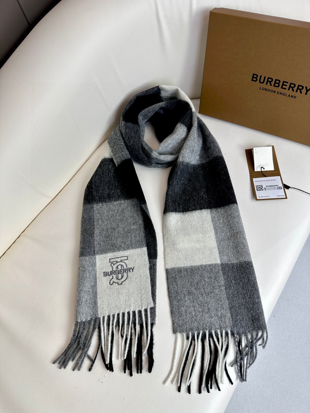 Burberry巴宝莉 2023最新款TB经典格子男女通用情侣款羊绒围巾