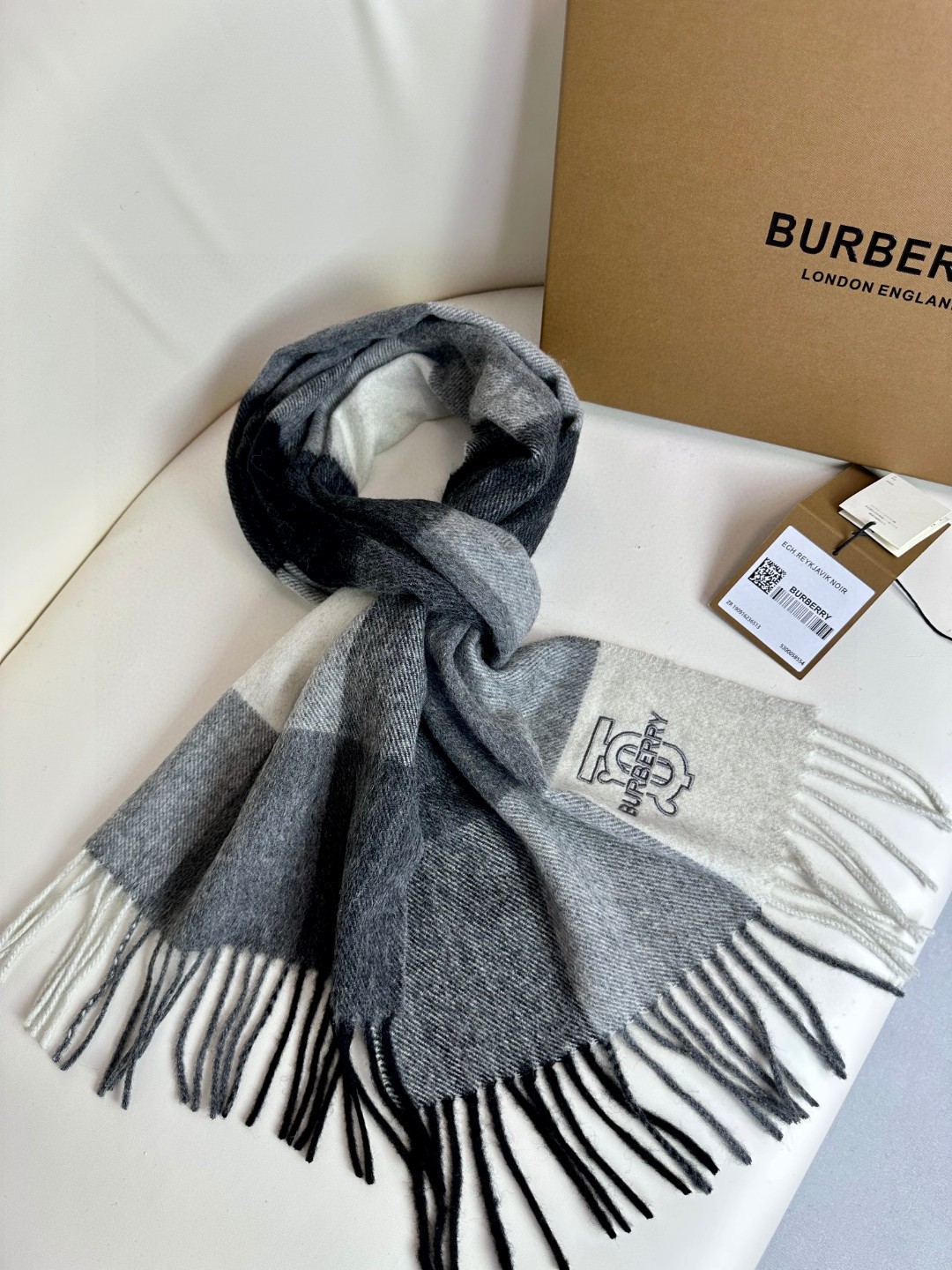 Burberry巴宝莉 2023最新款TB经典格子男女通用情侣款羊绒围巾