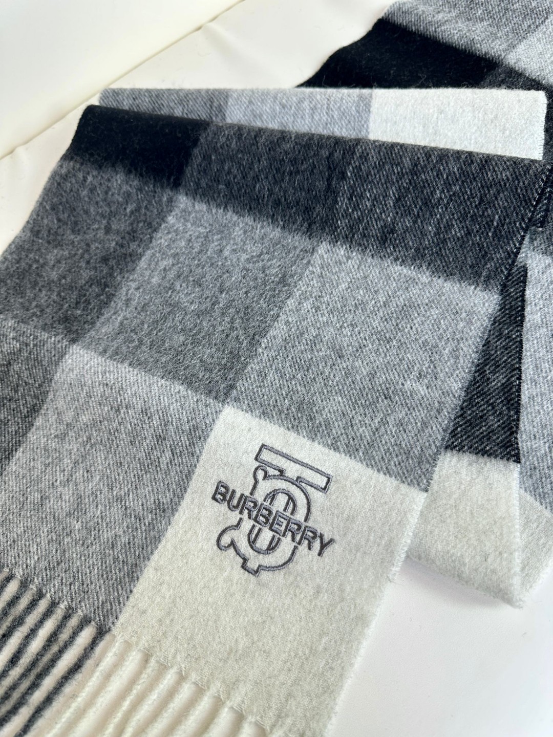 Burberry巴宝莉 2023最新款TB经典格子男女通用情侣款羊绒围巾