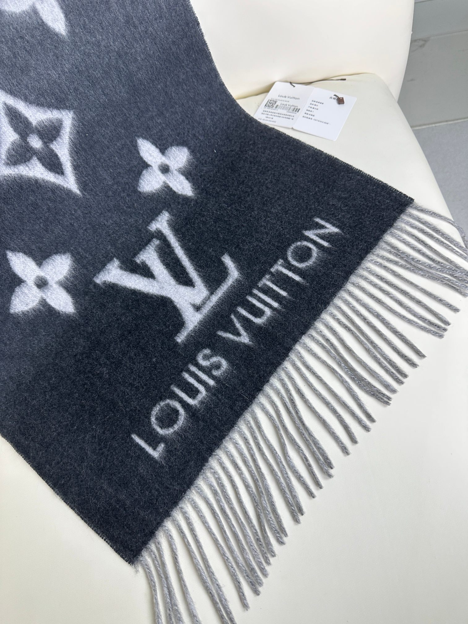LV 𝑹𝒆𝒚𝒌𝒋𝒂𝒗𝒊𝒌 双面羊绒围巾