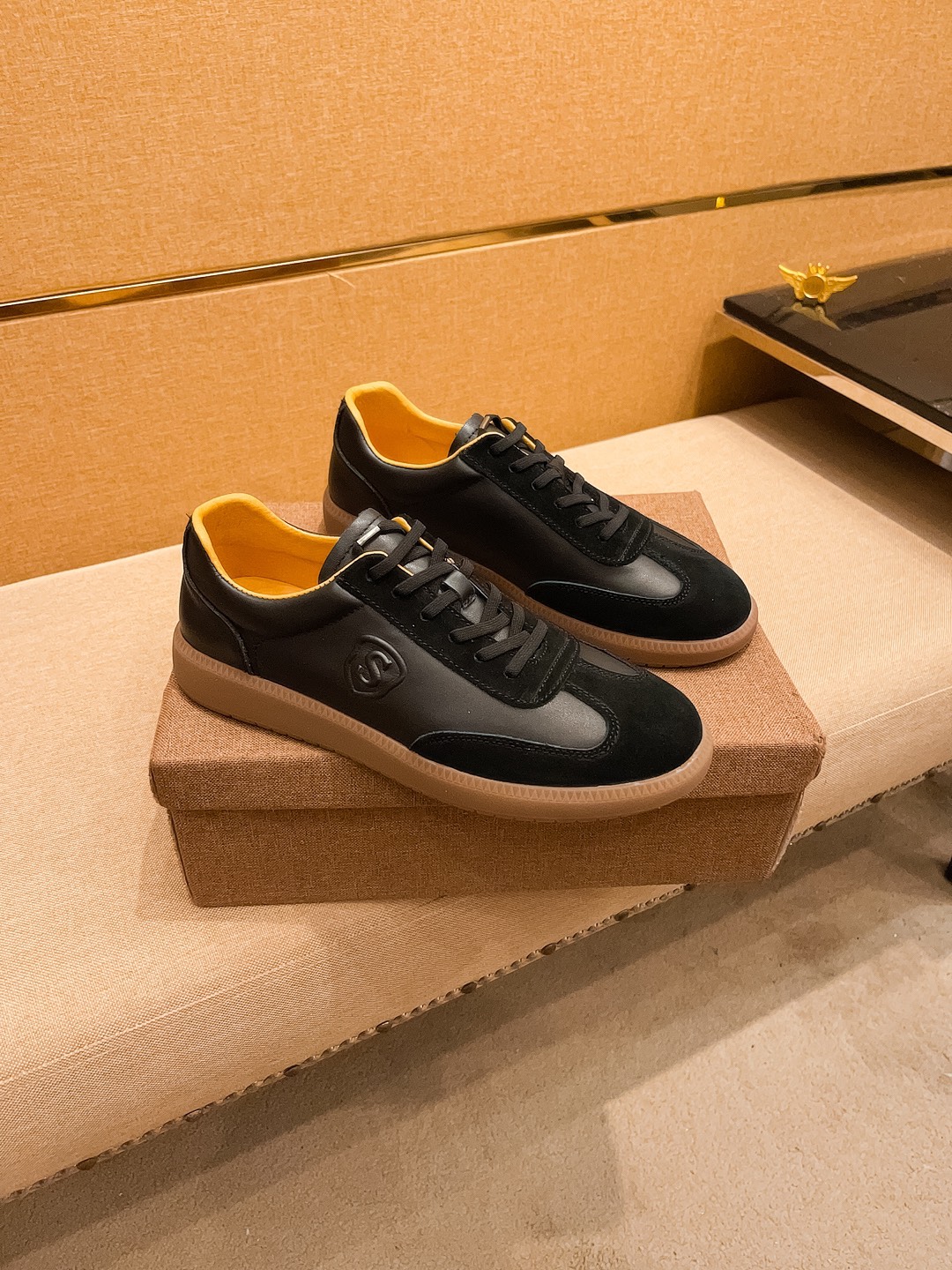 NO:744379,[Gucci] The latest masterpiece of the high-end men's shoe brand official website 11, the upper is made of Italian imported first-layer cowhide with comfortable and breathable original anti-slip and wear-resistant outsole, making walking more convenient and comfortable!  Exclusive new model, stunning work, Midea 11 replica [color] compared with official quality!  Create a fashionable personality to set off your uniqueness!  A must-have for trendy men! Classic sizes: 38-44 Colors 2 colors available,,cowhide19860909【古奇】男鞋高端品牌 官网11最新力作鞋面采用意大利进口头层牛皮搭配舒适透气 原版防滑耐磨大底制作,让行走更加便捷舒适！独家新款,惊世之作,与官方的质量相比美的11复刻[色]！打造时尚个性衬托你的与众不同！潮男必备!经典尺码:38-44 颜色 2 色可选,,cowhide,Men's shoes