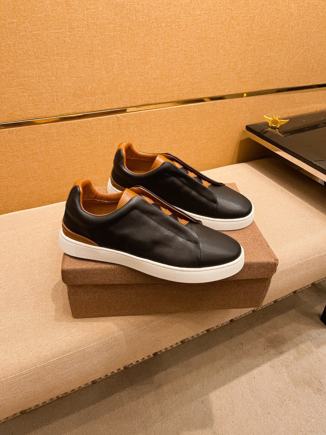 NO:346565,[Prada] High-end Men's Shoes Brand Official Website 11's latest masterpiece upper is made of Italian imported cowhide with comfortable and breathable original anti-slip and wear-resistant outsole making walking more convenient and comfortable!  Exclusive new style, amazing work, beautiful 11 ​​replica [color] compared to the official quality!  Create a fashionable personality to set off your uniqueness!  A must-have for trendy men! Classic size: 38-44 Color 2 colors available, prada, cowhide19860909【普拉达】男鞋高端品牌 官网11最新力作鞋面采用意大利进口头层牛皮搭配舒适透气 原版防滑耐磨大底制作,让行走更加便捷舒适！独家新款,惊世之作,与官方的质量相比美的11复刻[色]！打造时尚个性衬托你的与众不同！潮男必备!经典尺码:38-44 颜色 2 色可选,,prada,cowhide,Men's shoes