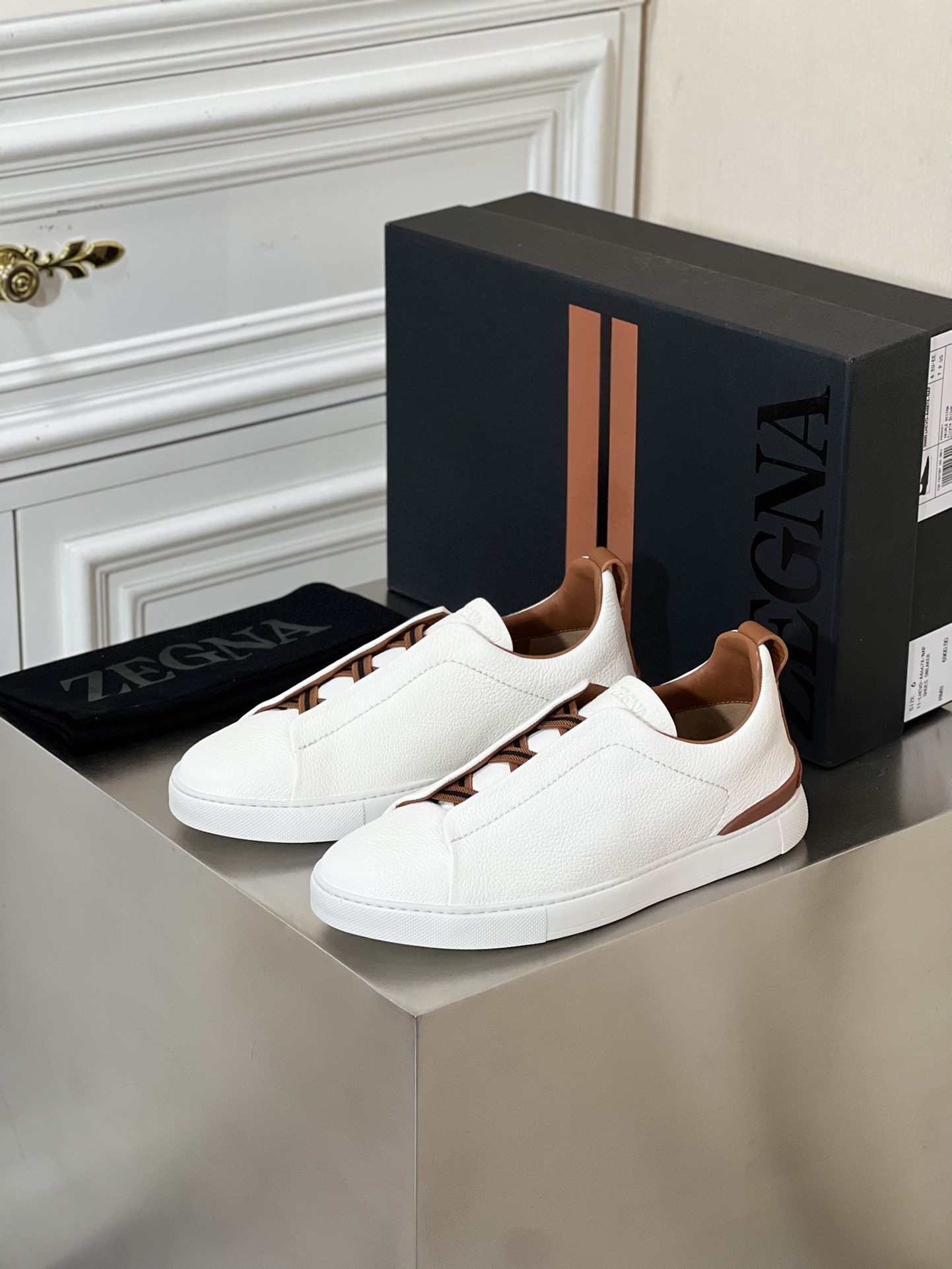 NO:270891,New Ermenegildo Zegna high-end men's casual sneakers. This Triple Stitch low-top sneakers are made of soft deer leather, injecting exquisite style into casual shoes. Made of light soft deer leather, a very light rubber outsole with double stripes and sports details, reinterpreting the iconic shoe with an ultra-light structure. Deer leather fabric reversal method at the neckline, benzene dyed calfskin inner lining, easy to wear and take off the foot cross elastic band and 3D 