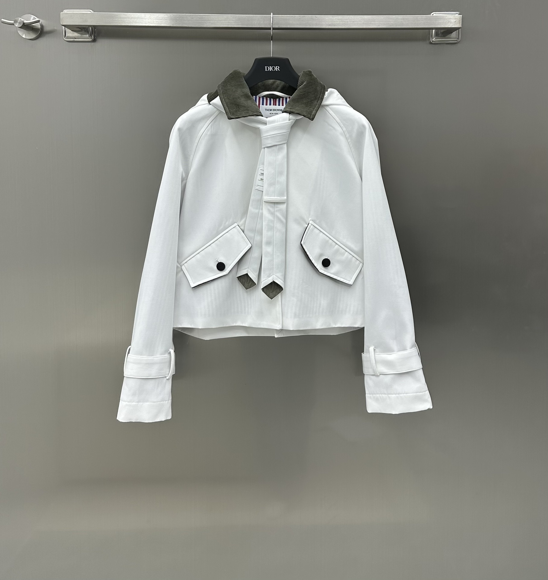 NO:696731,TB* New arrivals Tie hooded short jacket customized with YB imported material Solid color lapel hooded short jacket design Fashionable and versatile Drop-shoulder loose fit Not picky for crowds Look slimmer and cover the body Detachable hooded tie design makes outfits more versatile Fashionable and trendy The classic three-bar webbing on the sleeves echoes the inside Low-key without losing the brand concept Corduroy stitching on the collar Contrasting colors make it more advanced Embellishment of the whole piece A must-have item for autumn and winter  High version 2 colors,,jackets & coats,ties,hats,19860909TB* 新品上架领带连帽短款外套定制YB进口材质 纯色翻领连帽短款外套设计 时髦百搭 落肩宽松版型 不挑人群 显瘦遮肉 可拆卸连帽领带设计 让穿搭更为多变 时髦潮流 手袖经典三杠织带呼应内里 低调同时又不失品牌理念 领子灯芯绒拼接 撞色更显高级 点缀整体 秋冬必备单品   高版本2色,,jackets & coats,ties,hats,,Women's clothing