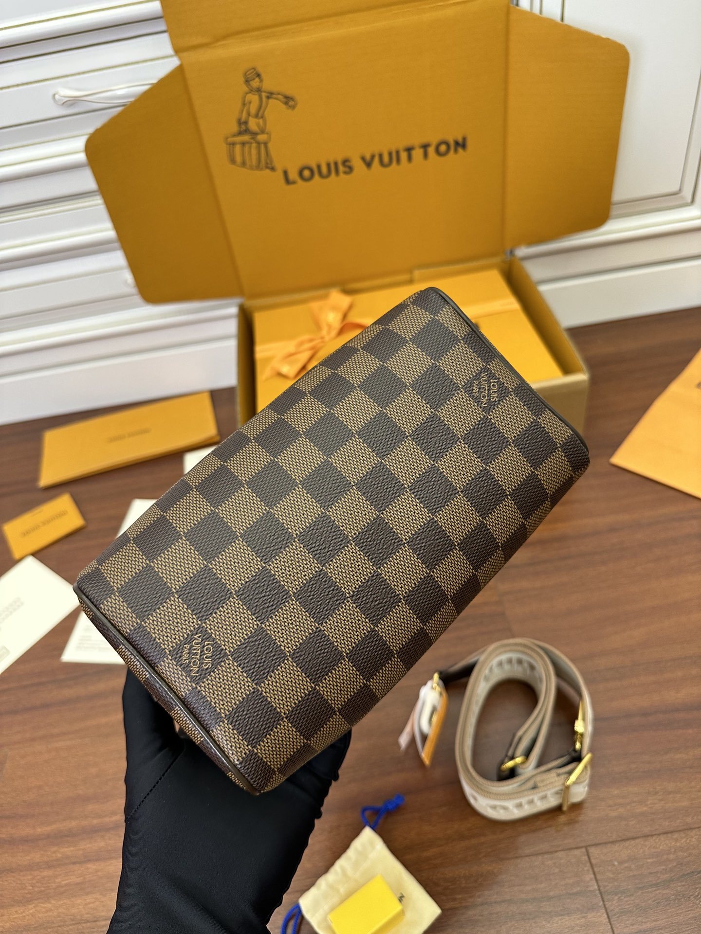 独家首发型号特正版N40489品质全面再次升级专柜同步电子芯片内码新礼盒礼品袋保护纸铜版电子标签合格证皮