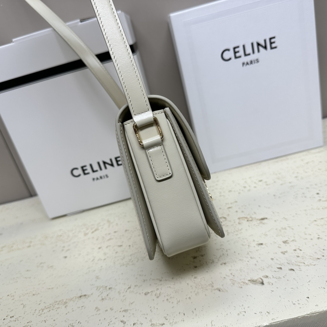 TEENTRIOMPHE小牛皮手袋这款采用缎面小牛皮制成的TRIOMPHE小号手袋配有一条可调节的真皮肩