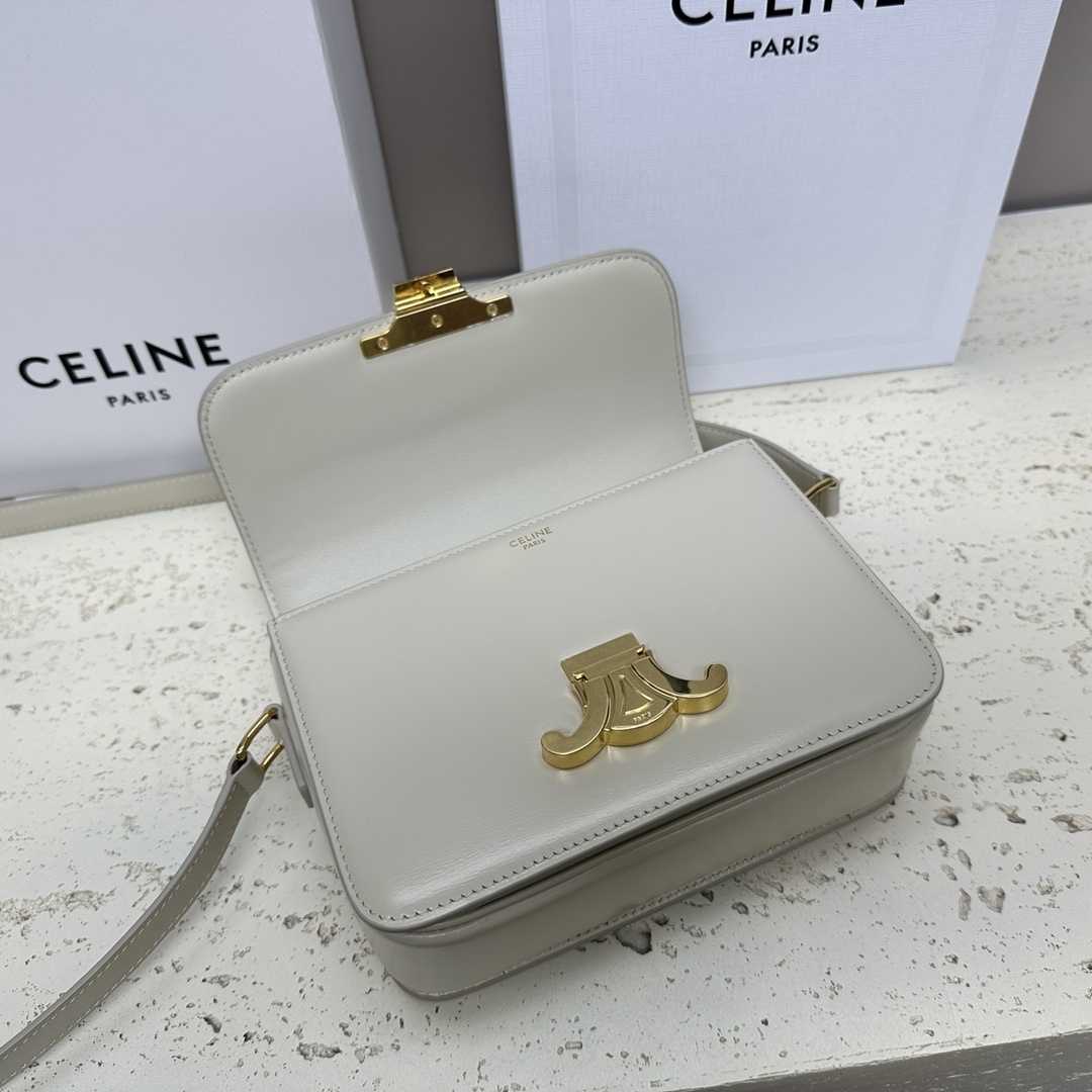 TEENTRIOMPHE小牛皮手袋这款采用缎面小牛皮制成的TRIOMPHE小号手袋配有一条可调节的真皮肩