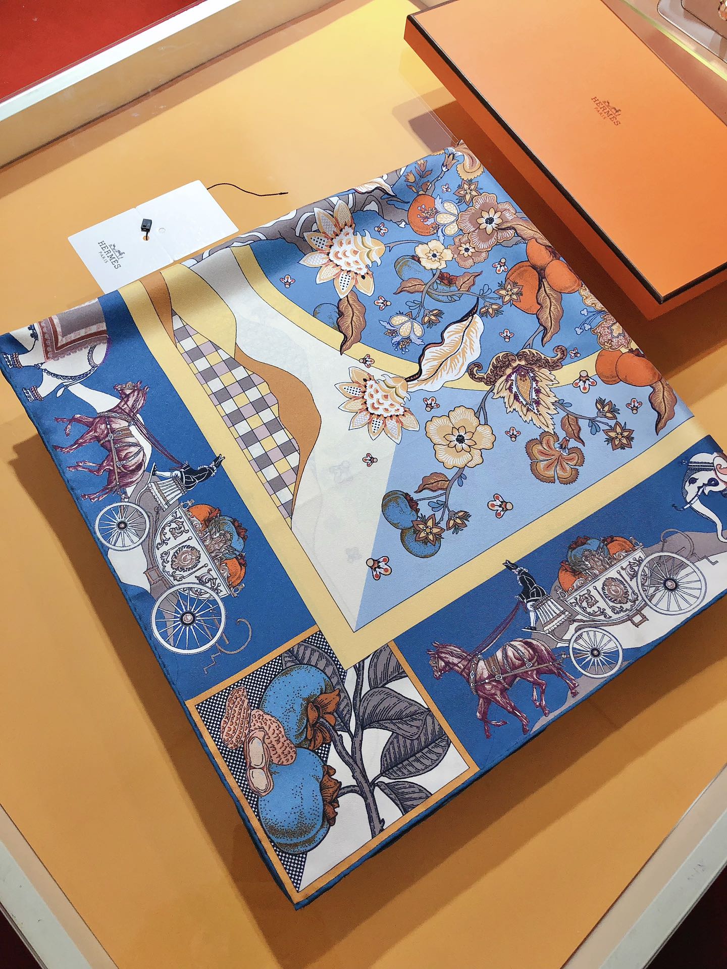 NO:170684,SHMS23126 Hermes 90cm silk square scarf, this Hermes must-have accessory can be worn in various ways, and it is suitable for any clothing. Whether tied around the neck, or worn as a belt, hairband and headscarf, it is pleasing to the eye. The thickness available in all seasons is super practical, smooth and has a good feel, and the fabric is easy to shape, and it is purely hand-curled. [Twill silk square scarf. 90X90cm], high-version scarf, hermes, hermes, real silk19860909SHMS23126爱马仕90cm真丝方巾,这款Hermes必备配饰可以多种方式佩戴,与任何服饰皆搭配得宜.无论系绕颈间,或作为腰带、束发带及头巾佩戴,皆赏心悦目.四季可用的厚度 ,超实用 ,手感顺滑好面料易塑形,纯手工卷边.【斜纹真丝方巾.90X90cm】,高版本围巾,hermes,hermes,real silk,scarf