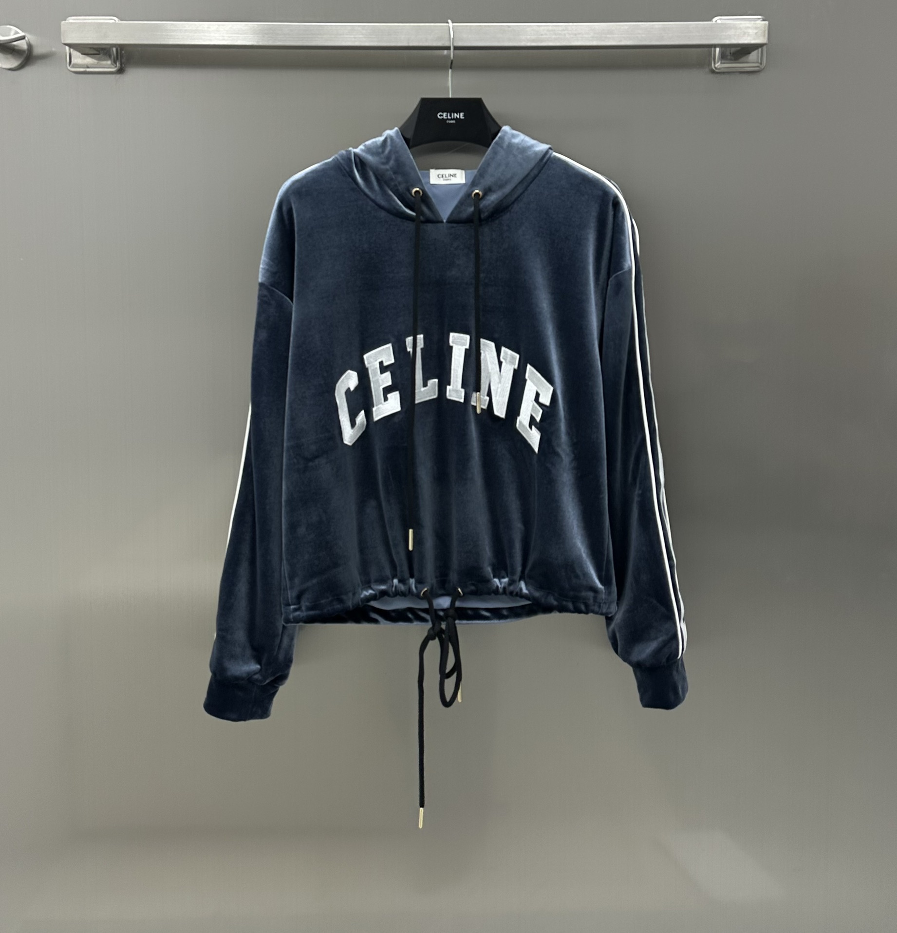 NO:696728,Celin* New arrivals velvet burnt-flower suit, customized YB imported velvet material, hooded pullover sweatshirt style, loose straight wide-leg trousers with hem drawstring design, high-end lazy and casual style, velvet material suit is a must-have for early autumn, can be worn in a variety of styles, burnt-flowered letters on the chest echo each other to meet different styles, wide-leg trousers with burnt flower logo on the bottom, comfortable temperament, 100% chance of turning heads when out in the street, light gray blue high-end white, very niche color  The black mysterious temperament is versatile and not picky. The design and style are the classics of daily evergreen. It is not easy to go out of style. Those who want to be fashionable and comfortable can start with closed eyes. High version 2 colors, celine, hoodie, sweatshirts, hats,19860909Celin* 新品上架丝绒烧花套装定制YB进口丝绒材质 连帽套头卫衣版型 下摆抽绳设计宽松直筒阔腿长裤 高级慵懒随意风拿捏住 丝绒材质套装早秋必备 穿搭可多样性 胸前烧花字母字母呼应 满足不同风格 下装烧花章标阔腿长裤 舒适气质 一套出街回头率百分百 浅灰蓝色高级显白 非常小众的颜色 黑色神秘气质 百搭不挑人 设计与款式都是日常万年青的经典 不易过时 想要洋气又具备舒适性的可以闭眼入手  高版本2色,,celine,hoodie,sweatshirts,hats,,Women's clothing