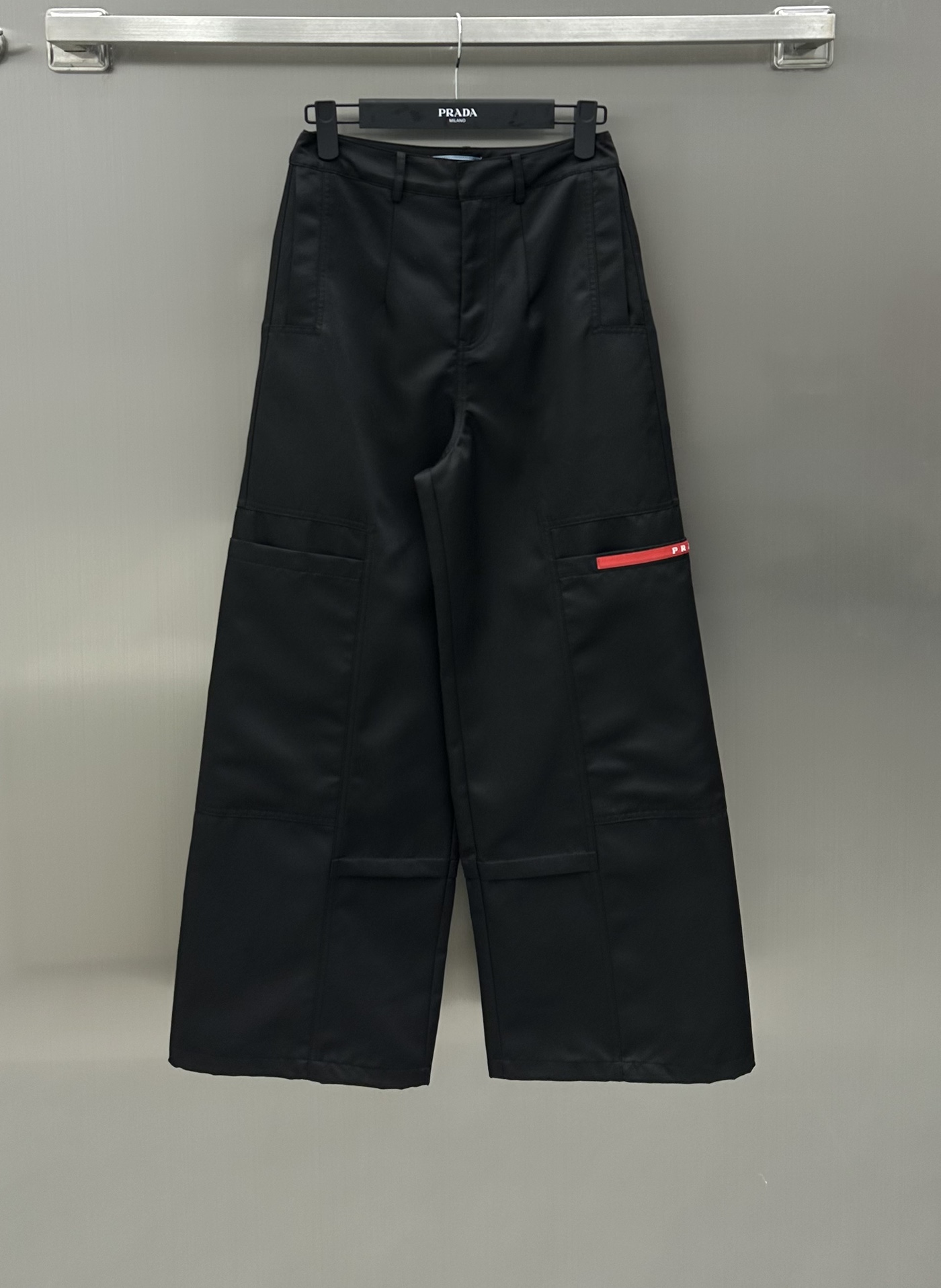 NO:696726,Prad* new arrival workwear casual wide-leg pants made of custom YB imported workwear material. The upper body is breathable and comfortable. Decorated with workwear pockets. Very cool. It is decorated with seamless laminated letters. Quality. Three-dimensional concave and convex letter pattern. Western style and fashionable. The upper body is cool and fashionable. Hot temperament. Suitable for all body types. Drawstring design of trouser legs. Wide-leg leggings. Two-wear switch. Classic and versatile style. High-end matching for autumn and winter. High version 2 colors, prada,19860909Prad* 新品上架工装休闲阔腿裤定制YB进口工装材质 上身透气舒适 饰以工装口袋加持 酷劲十足 沿用无缝衔接压胶字母装饰 品质 立体凹凸的字母图案 洋气时髦 上身潮酷时尚 气质热辣 适合所有体型 裤腿抽绳设计 阔腿束脚两穿切换 经典百搭款 秋冬高阶性搭配 高版本2色,,prada,,Women's clothing