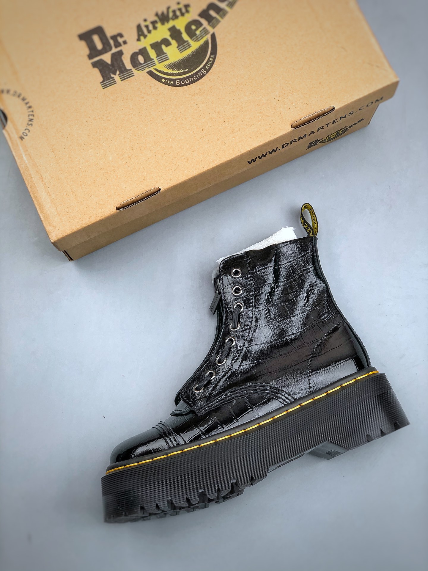 200 Dr. Martens Sinclair 8 Eye Boots 辛克莱尔高帮1462系列厚底马丁靴“鳄鱼纹黑黄 22564001