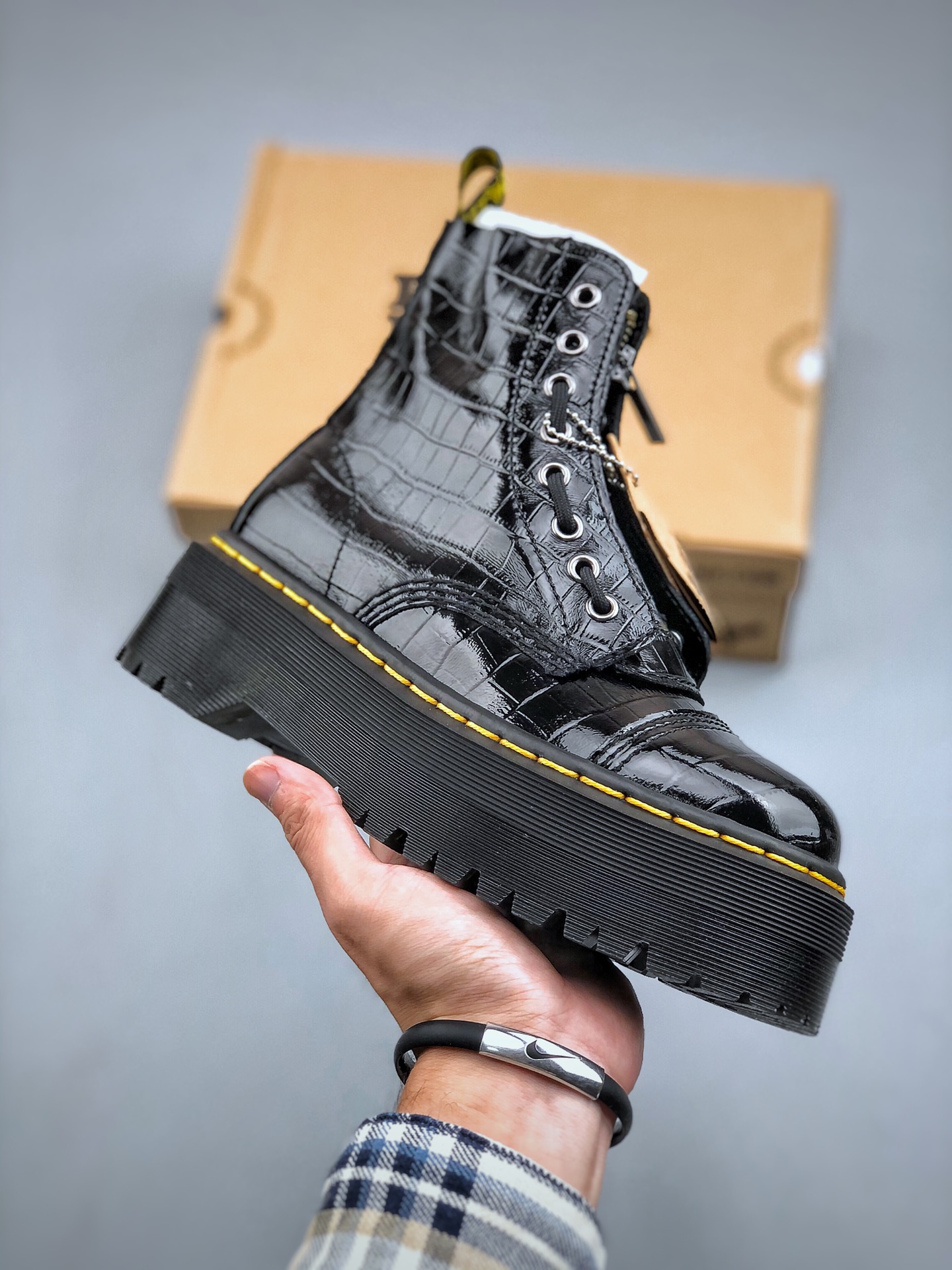 200 Dr. Martens Sinclair 8 Eye Boots 辛克莱尔高帮1462系列厚底马丁靴“鳄鱼纹黑黄 22564001