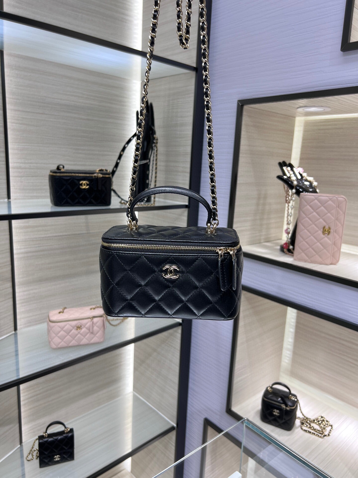 [Chanel Women