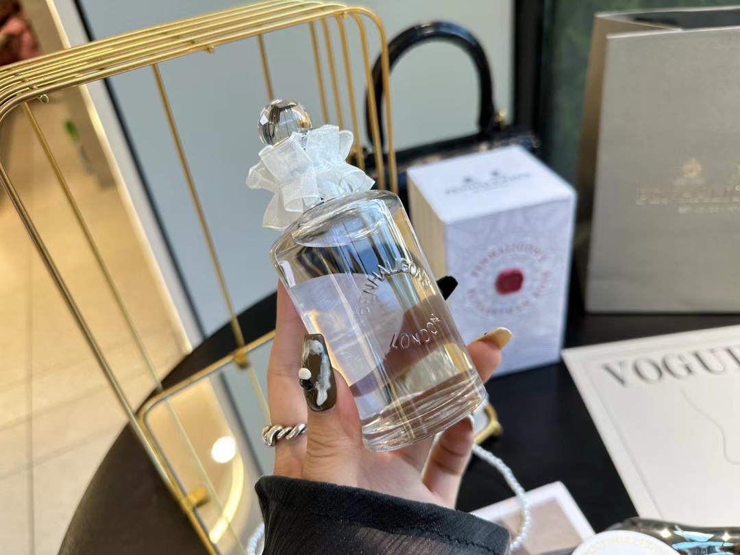 110💰专柜品质
🍃潘海利根-伊丽莎白玫瑰100ml
分享很爱的一款香水,秋冬🉑️
Penhaligon's Elisabethan Rose
前调透着一丝丝奶气,裹着肉桂,香醇可口,细品会觉出一缕酸甜的味道
玫瑰味儿并不浓烈,安安静静不争不抢,存在感却贯穿始终,不失活泼
像个看起来高贵美丽,优雅恬静的公主,却在无人的时候脱了鞋在鲜花丛中奔跑👠
慢慢地沉稳的木质基调浮现,氛围转向温暖舒缓,但不会沉闷,给人的整体感觉就是不薄不厚,恰到好处
与她相处是如此舒适愉快,有趣又不失体统
不是女王,是公主👑
